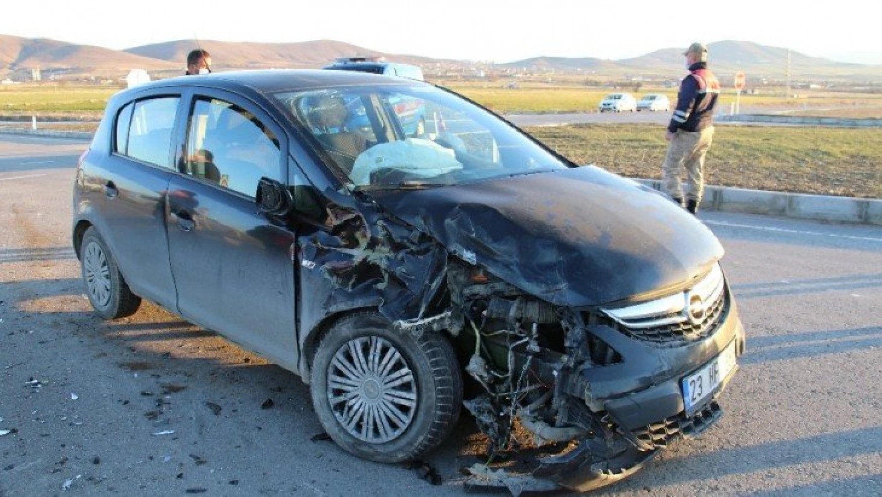 Elazığ'da otomobil traktöre çarptı: 4 yaralı