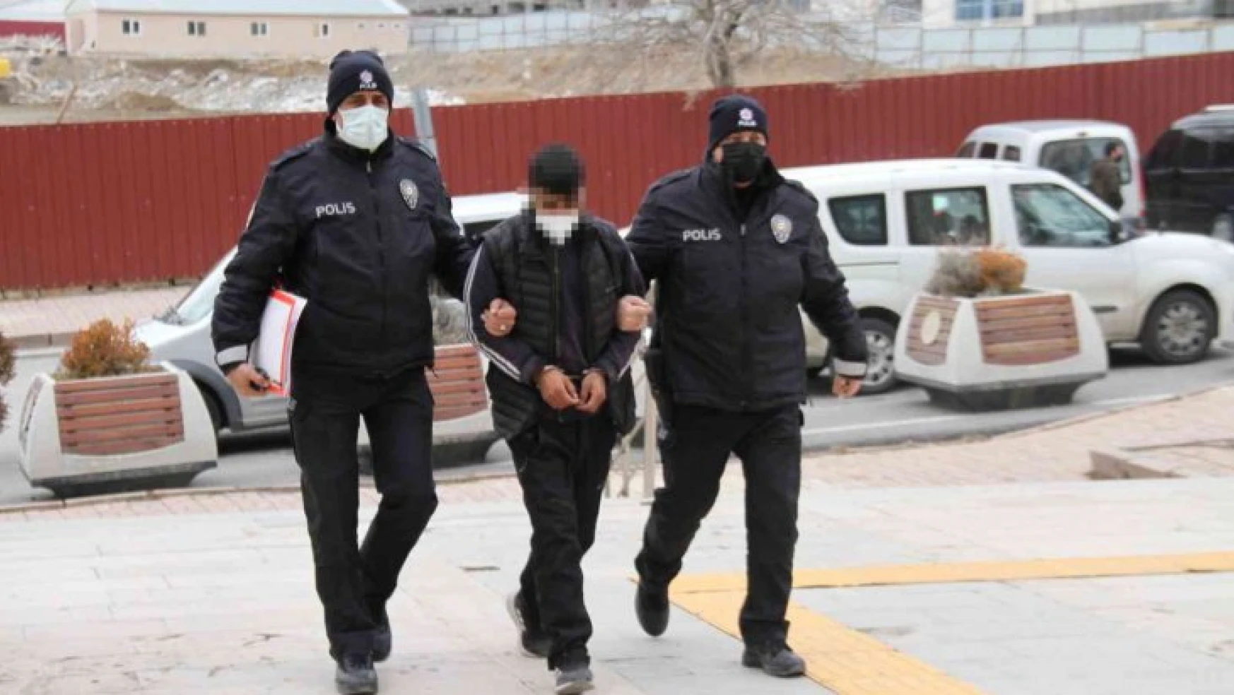 Elazığ'da otomobilden teyp çalan hırsızı tutuklandı