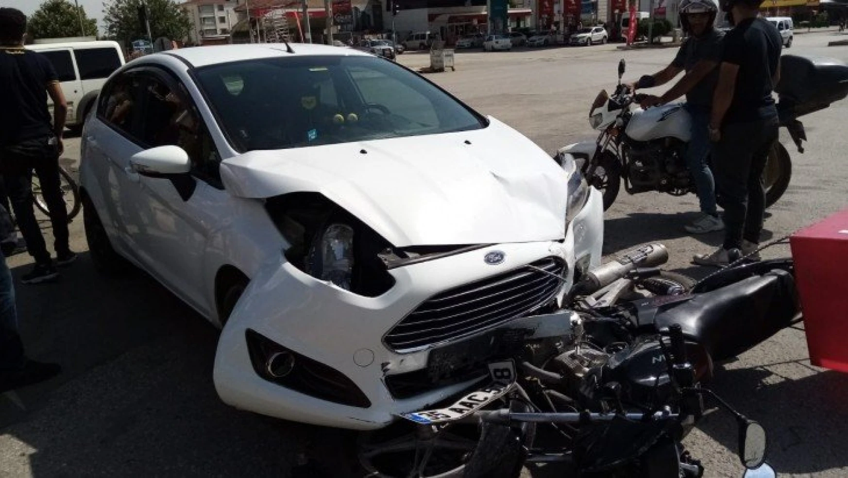 Elazığ'da otomobilin çarptığı motosiklet sürücüsü ağır yaralandı