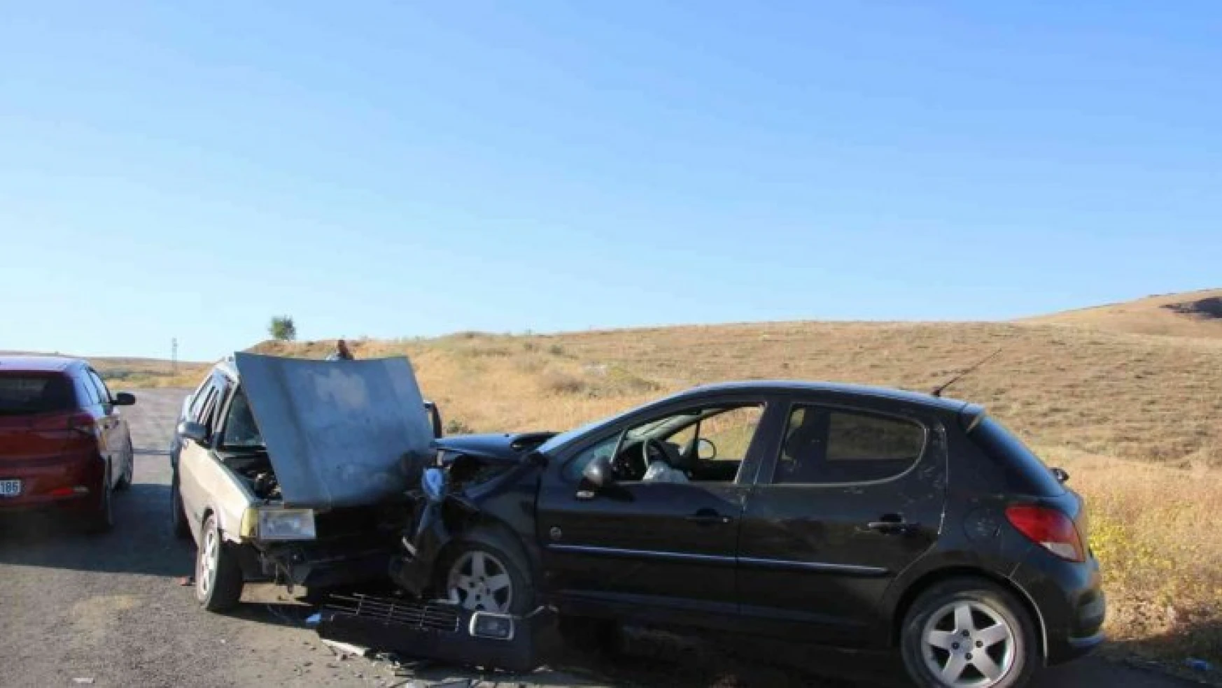 Elazığ'da otomobiller kafa kafaya çarpıştı: 8 yaralı