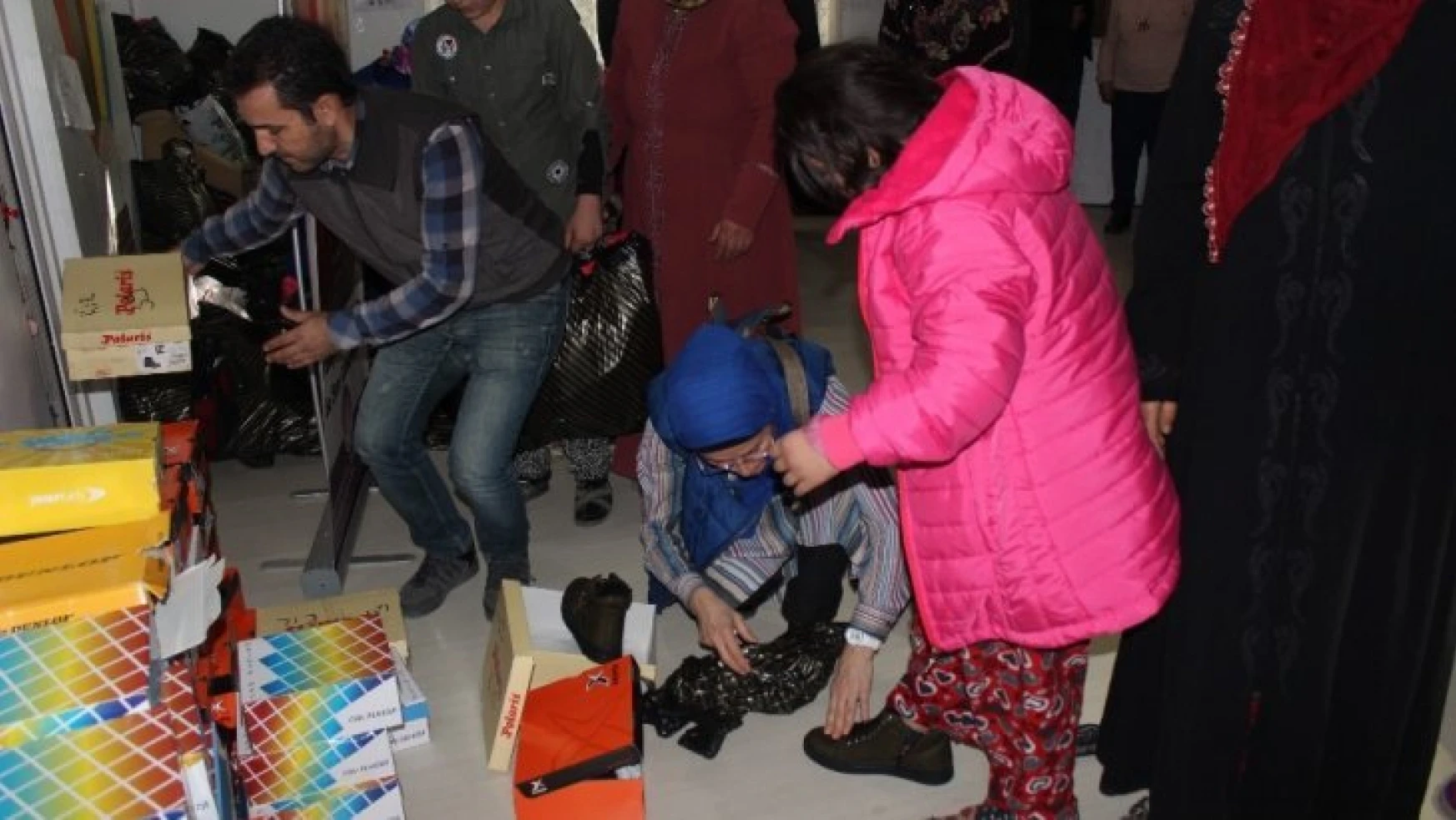 Elazığ'da özel çocuklara bot ve mont hediye edildi