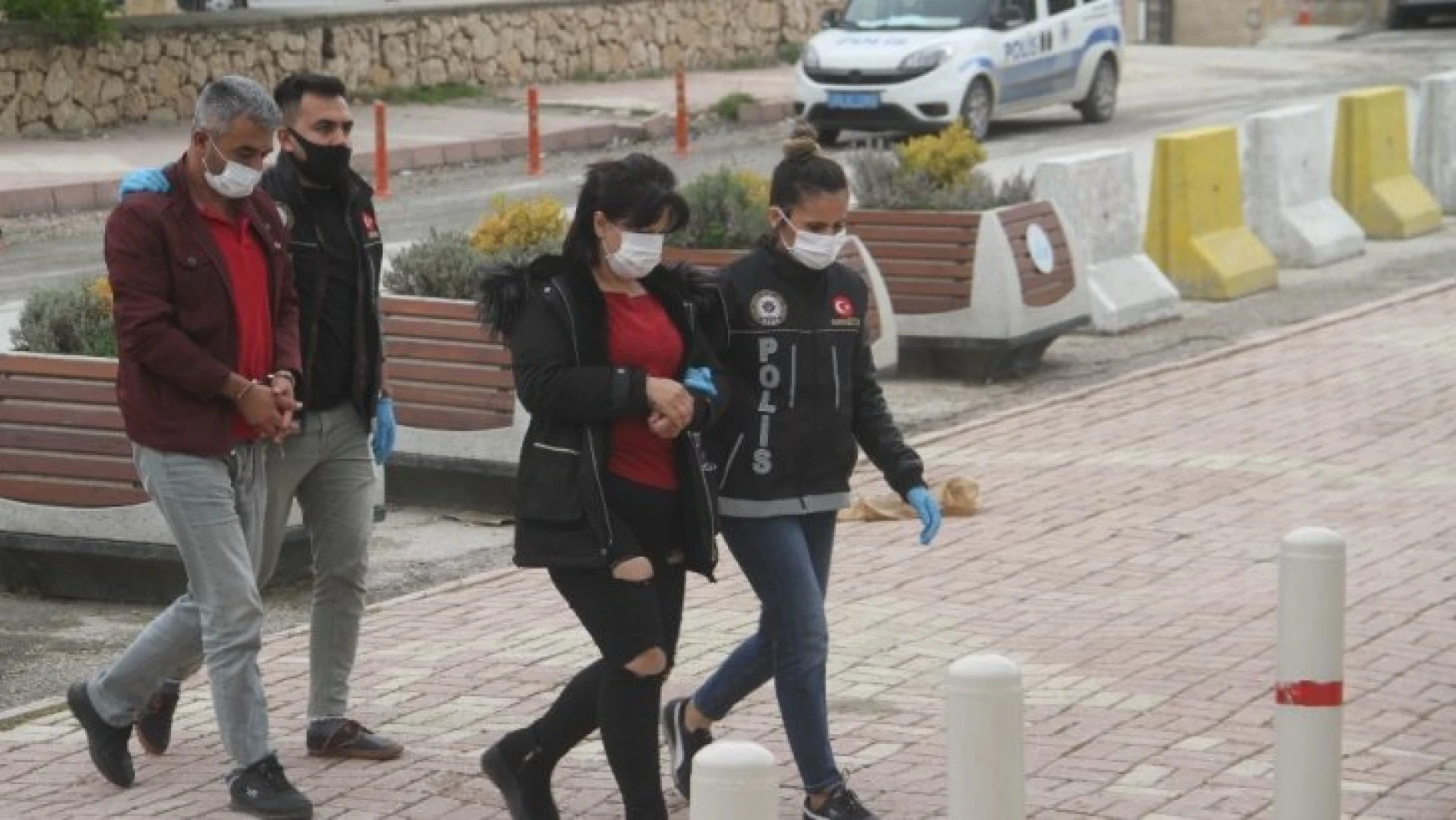 Elazığ'da poşet poşet esrarla yakalanan 2 şüpheli tutuklandı