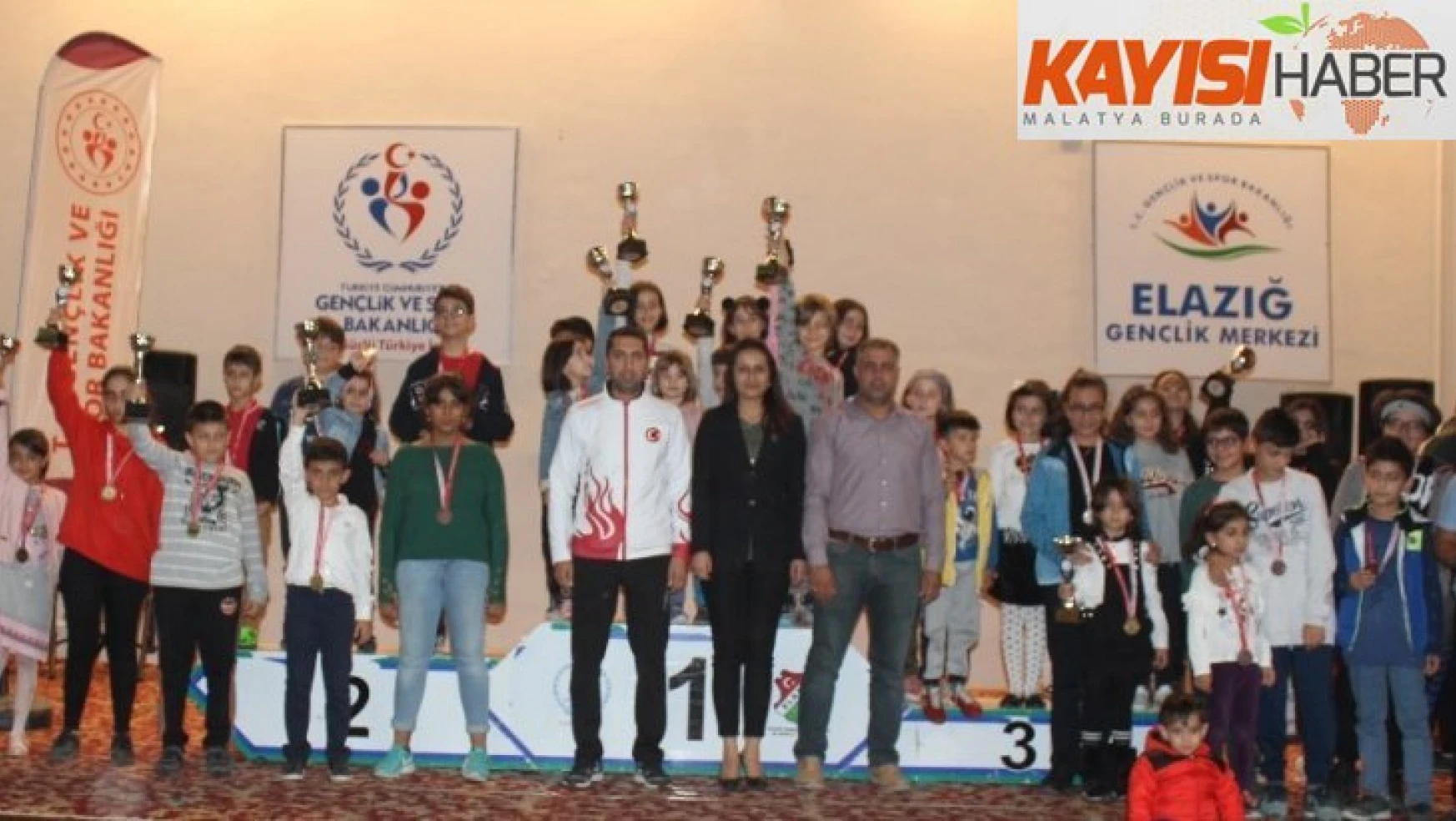Elazığ'da satranç turnuvası ödül töreni