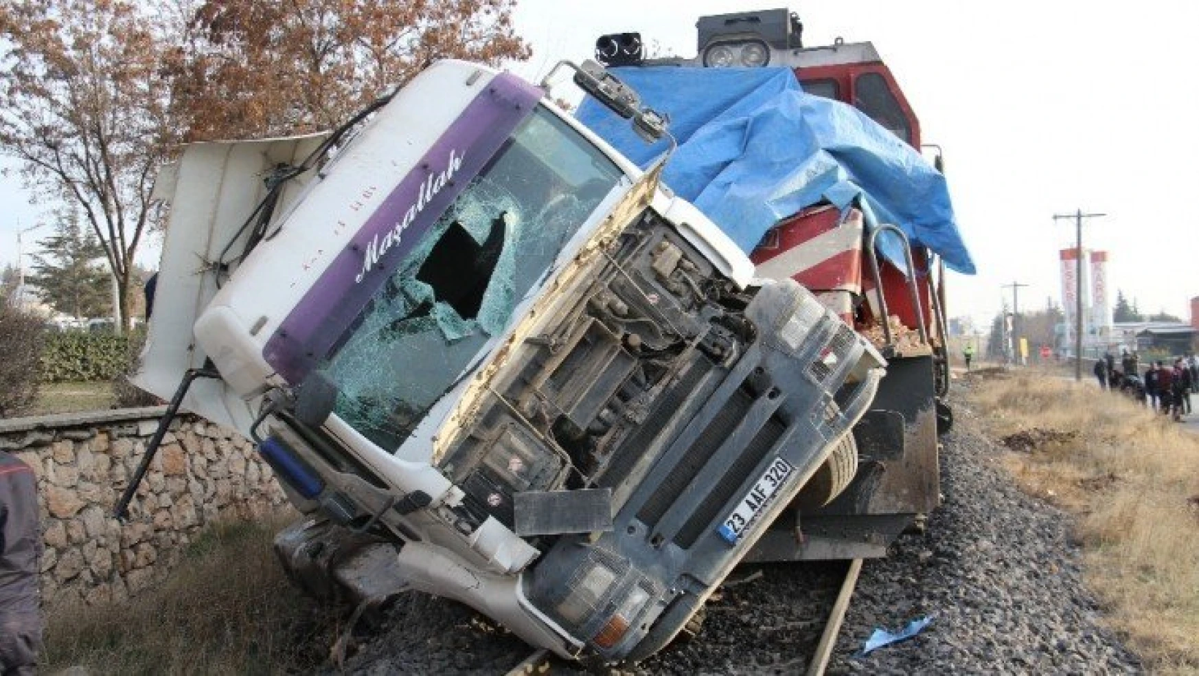 Elazığ'da tren, çarptığı tırı 100 metre sürükledi: 5  yaralı