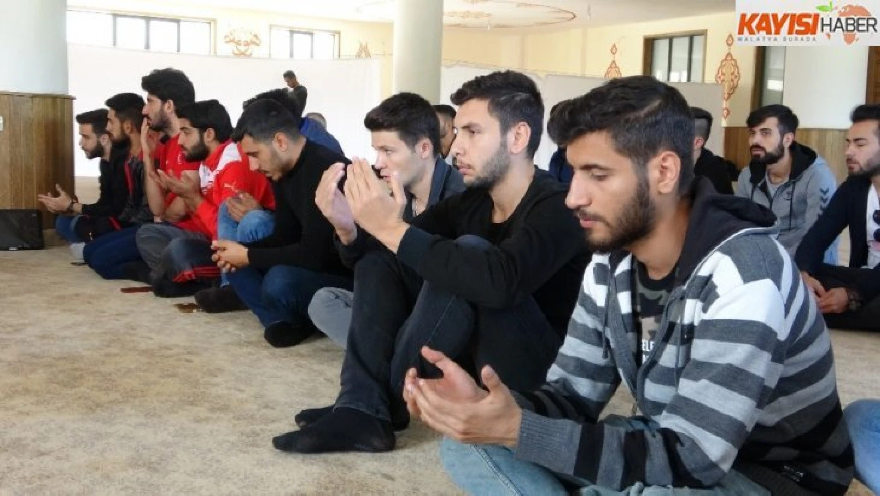 Elazığ'da üniversite öğrencileri şehitler için mevlit okuttu