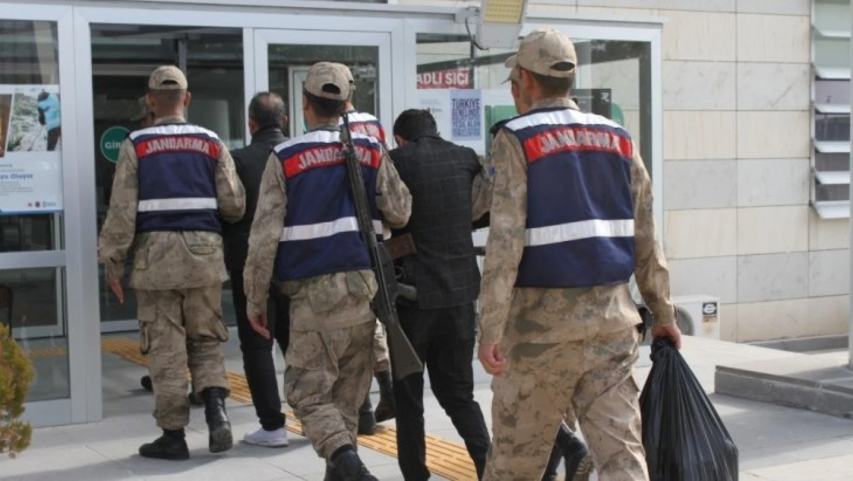 Elazığ'da uyuşturucu  tacirleri 5 kilo esrarla yakalandı