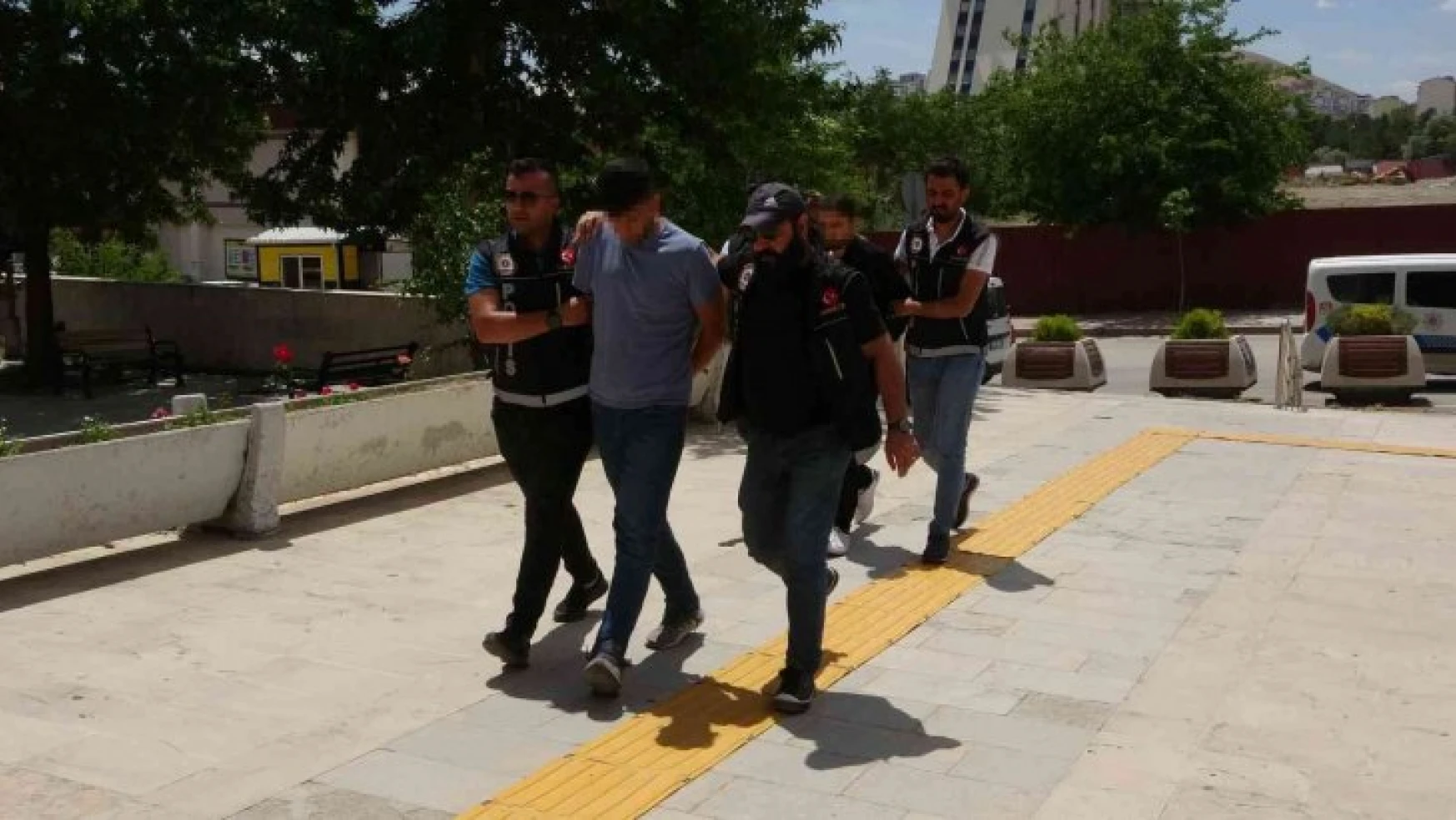 Elazığ'da uyuşturucu satan 2 şüpheli tutuklandı