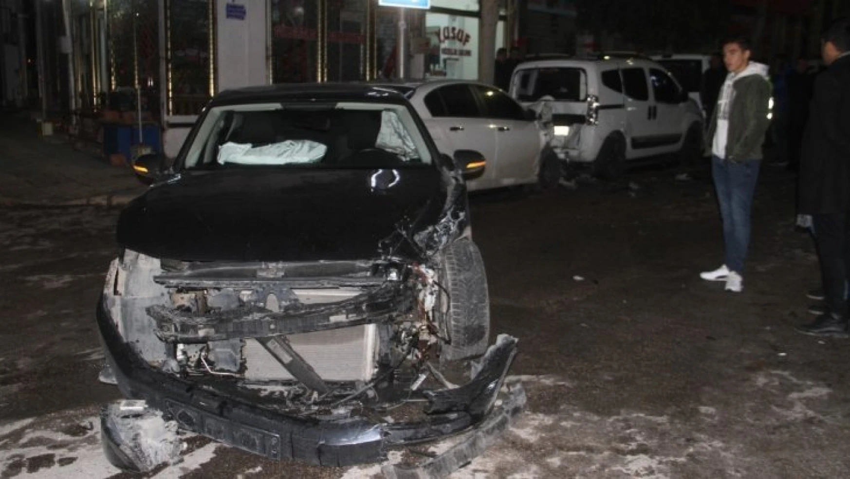 Elazığ'da zincirleme trafik kazası:4 yaralı