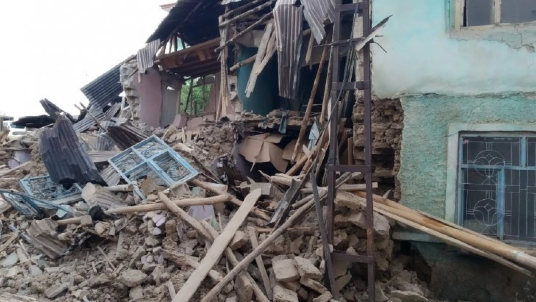 Elazığ'daki şiddetli yağış 2 kerpiç evi yıktı