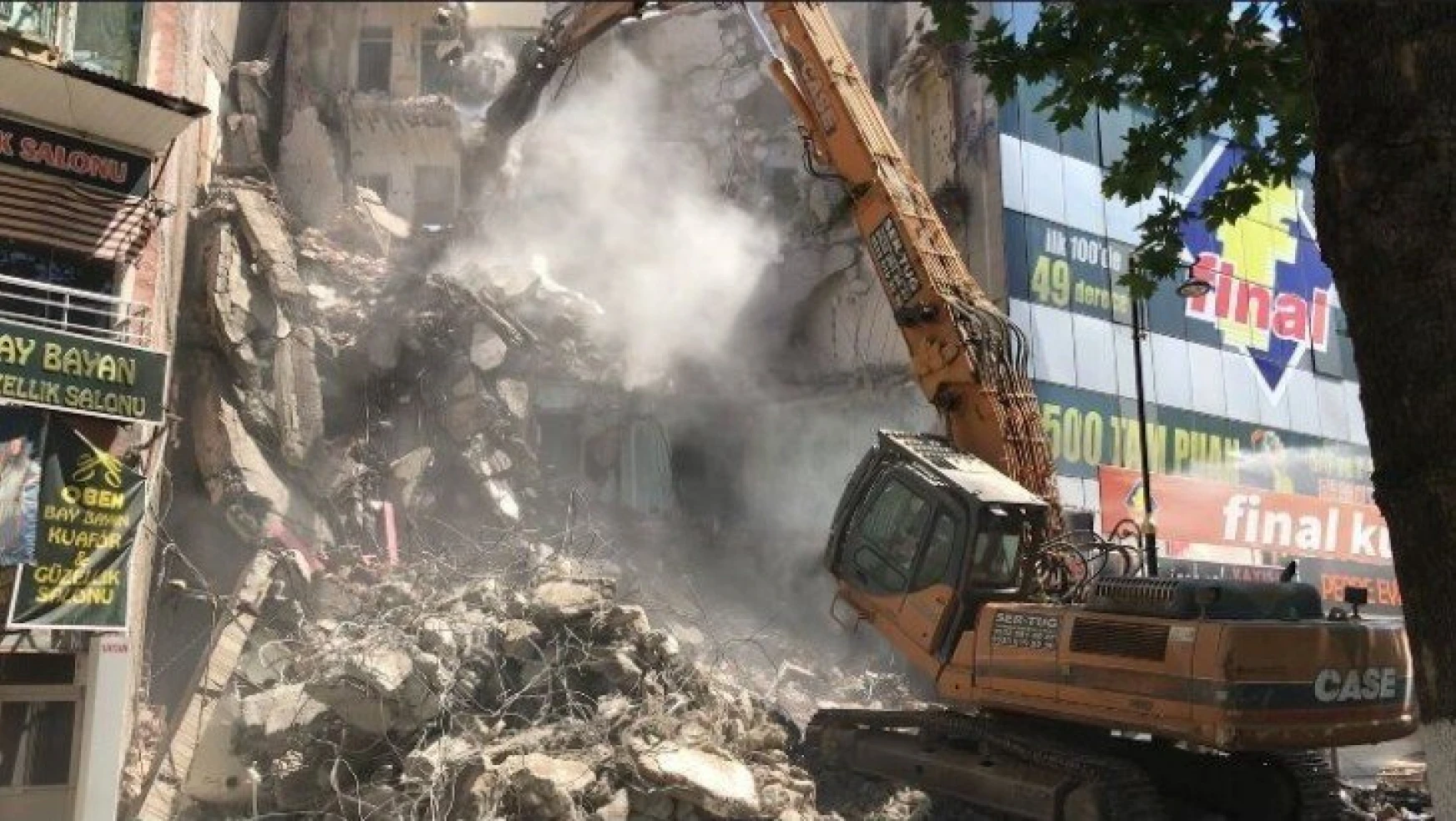Elazığ depreminde zarar gören bina yıkıldı