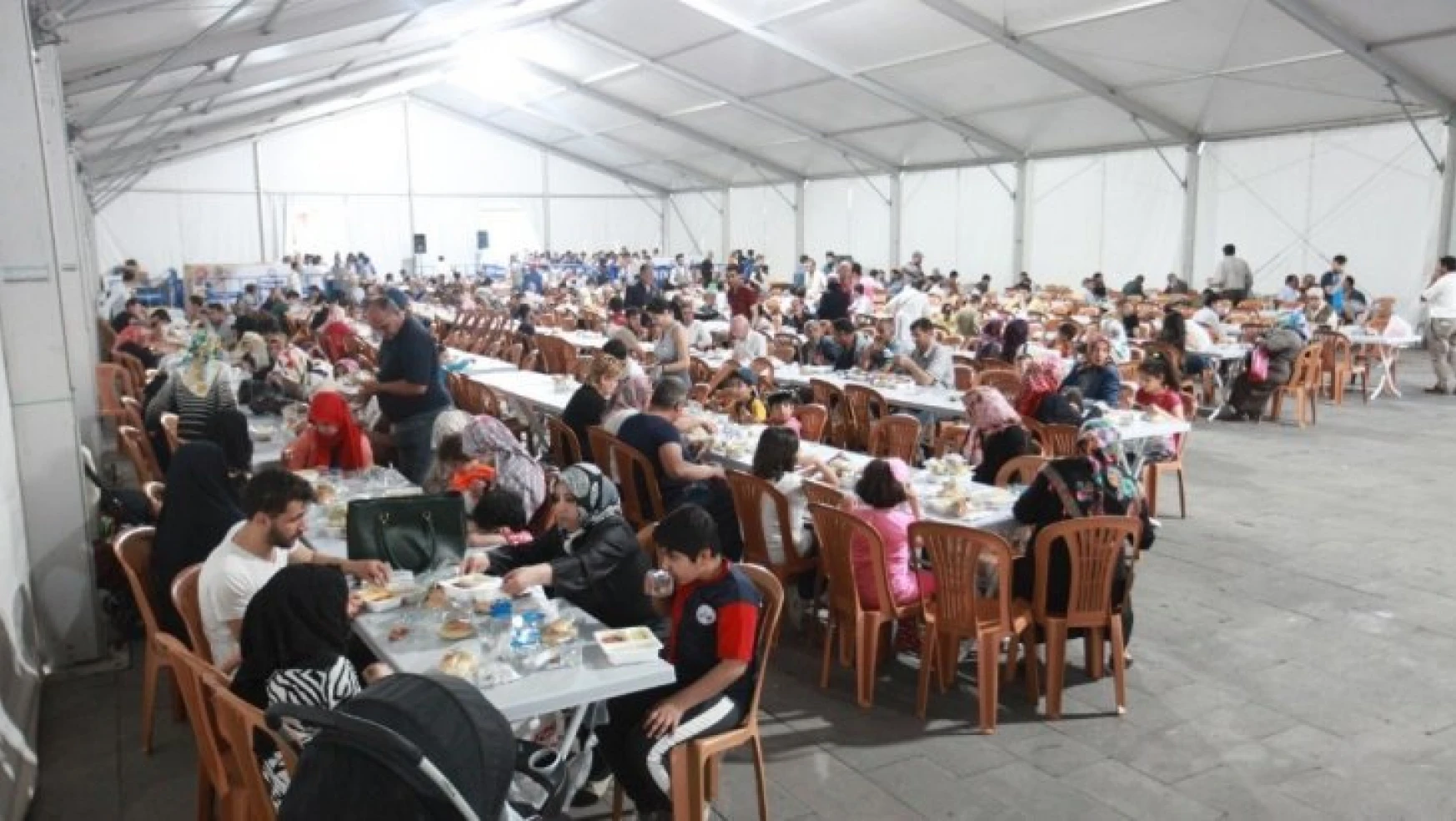 Elazığ'da 75 bin kişi iftar çadırında buluştu
