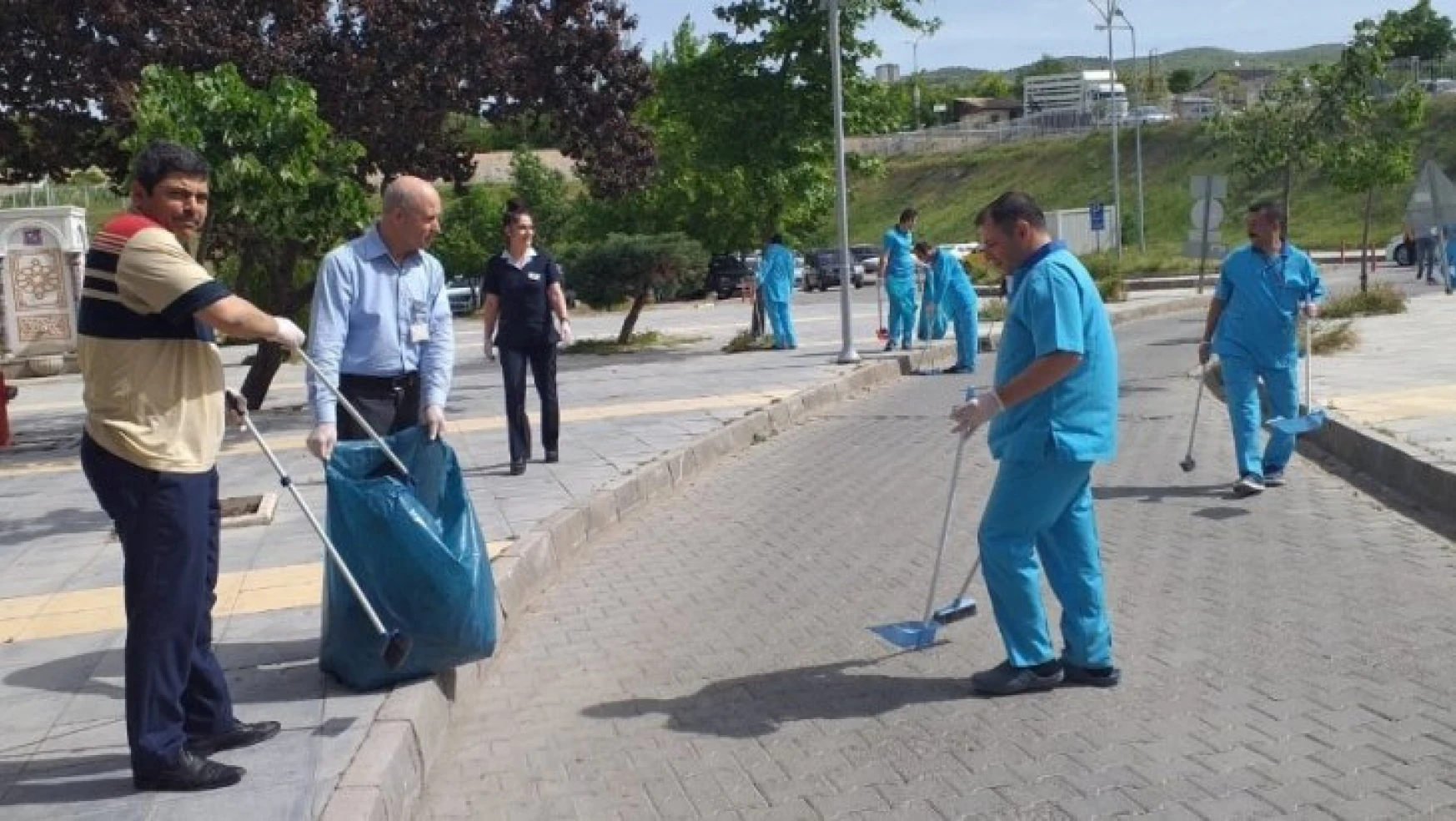 Elazığ'da hastane personeli çöp topladı