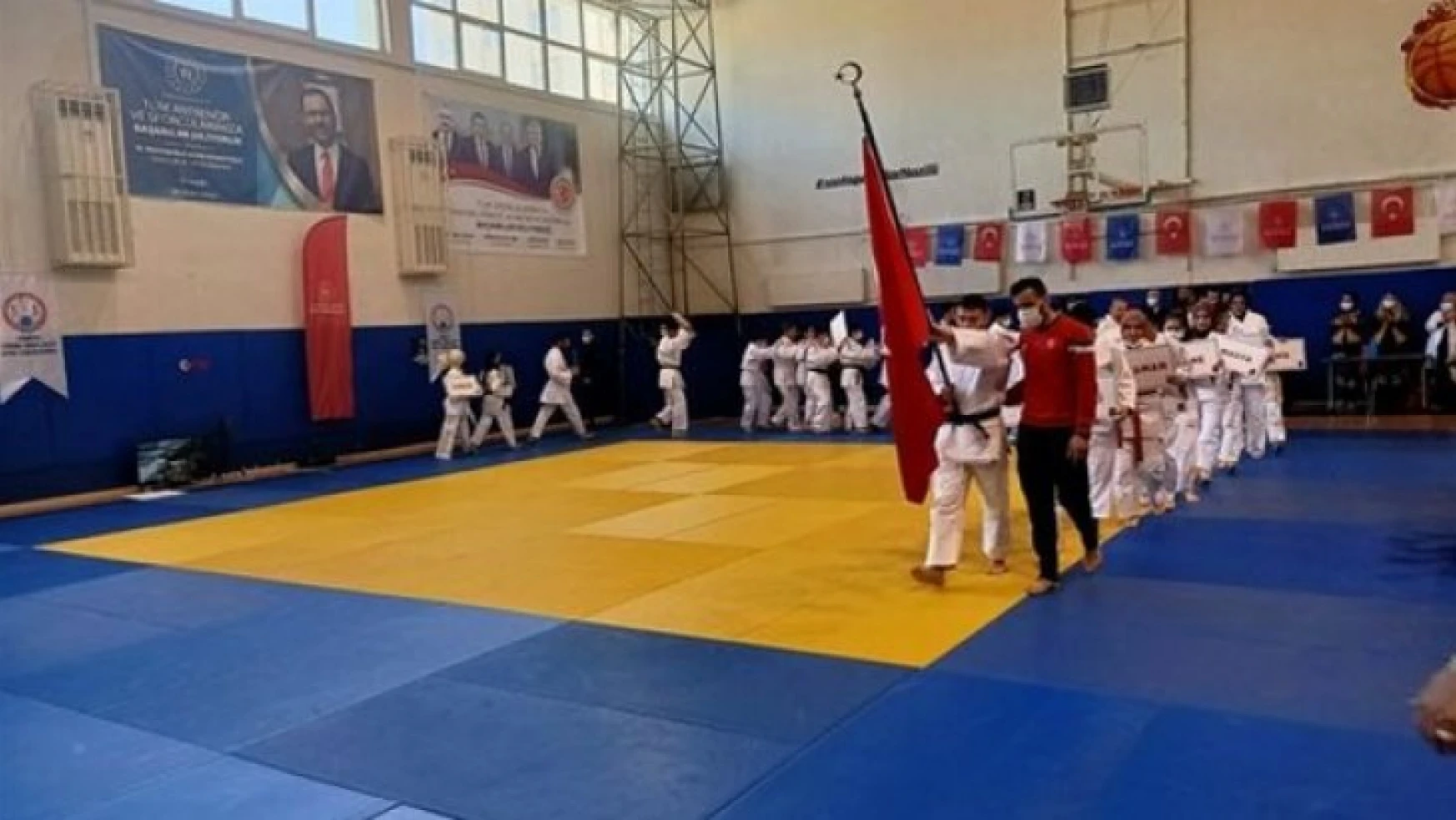 Engelli iki judocu Türkiye Şampiyonası'ndan madalyalarla döndü