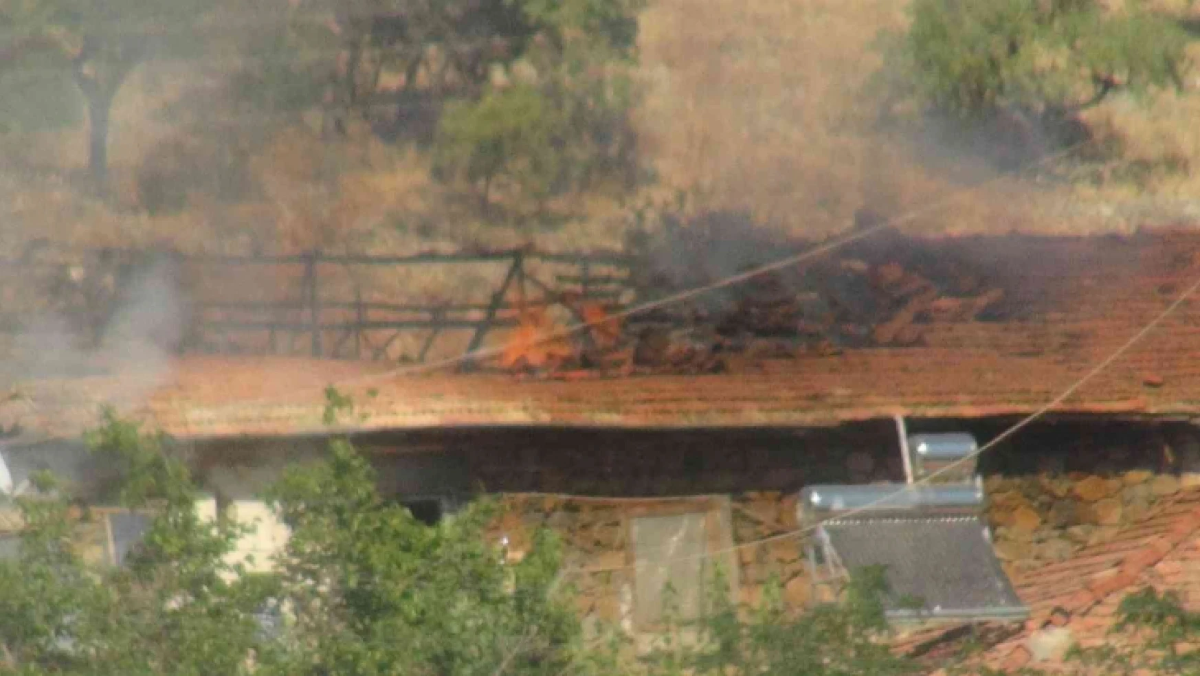 Doğanşehir'de bir ev ve samanlık yandı