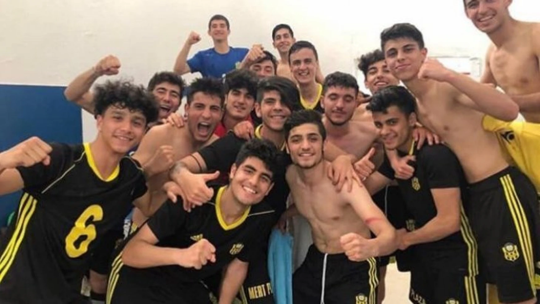 Evkur Yeni Malatyaspor U17 takımı umutlarını son haftaya taşıdı