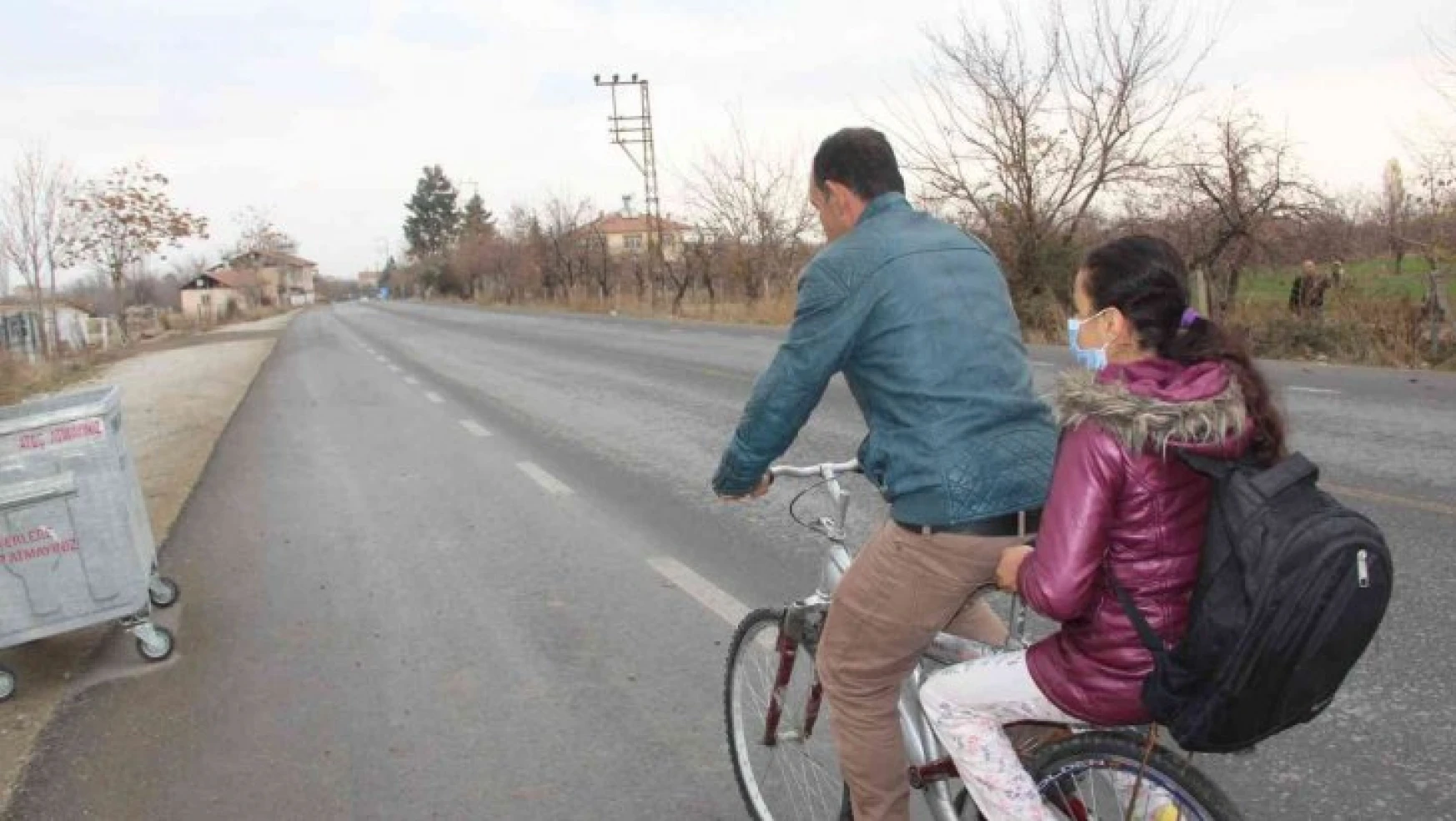Fedakar baba, yürüyemeyen kızını 4 kilometre uzaklıktaki okula bisikletiyle götürüyor