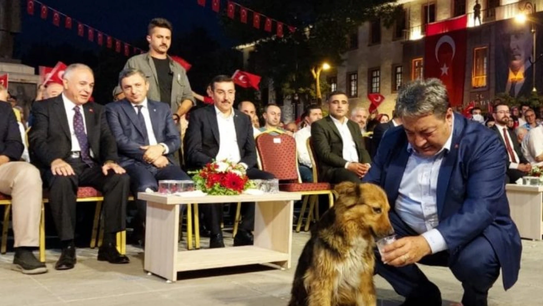 Fendoğlu, Malatya'nın maskot köpeğine su içirdi