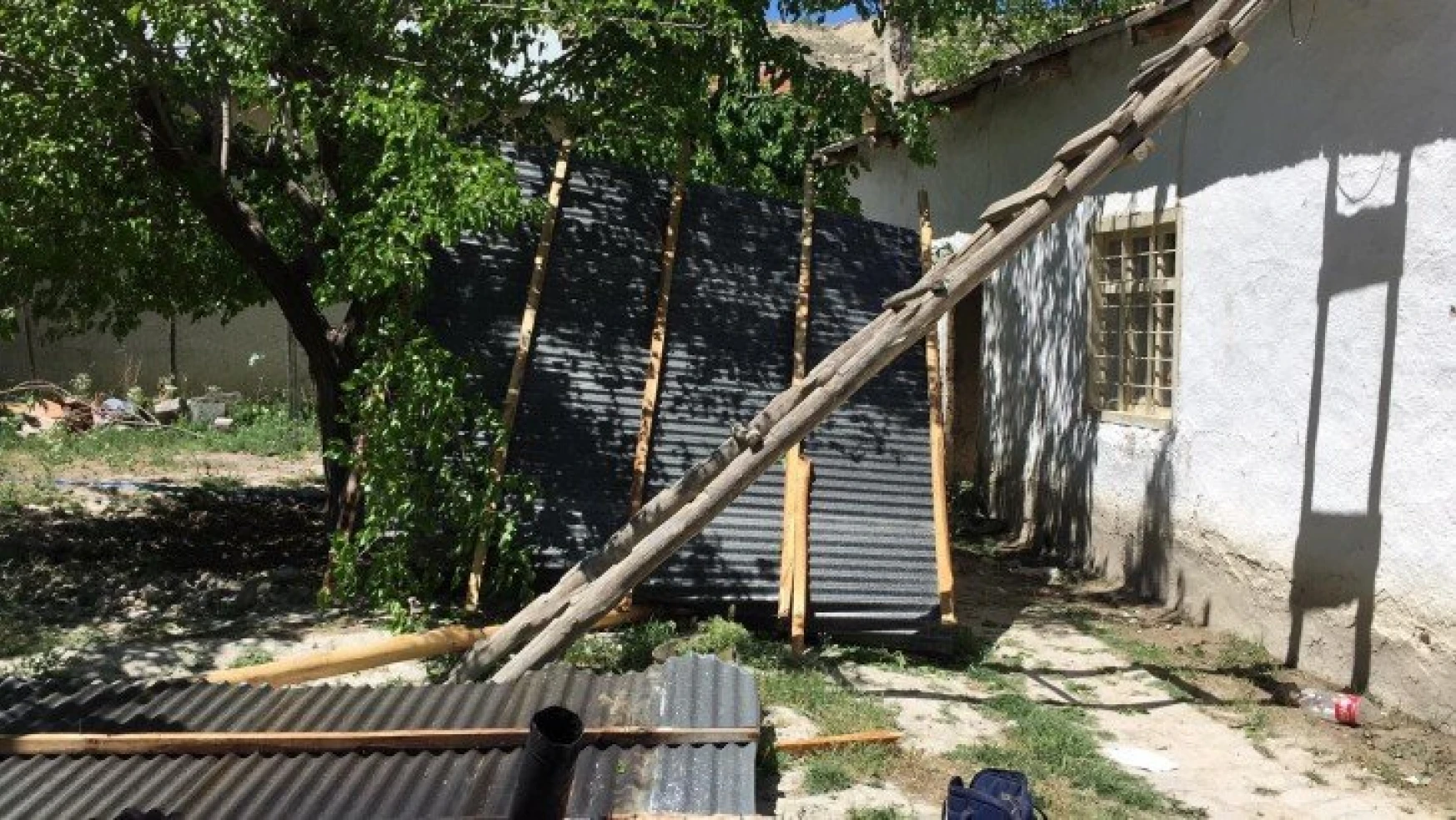 Fırtına, şehit annesinin evinin çatısını uçurdu