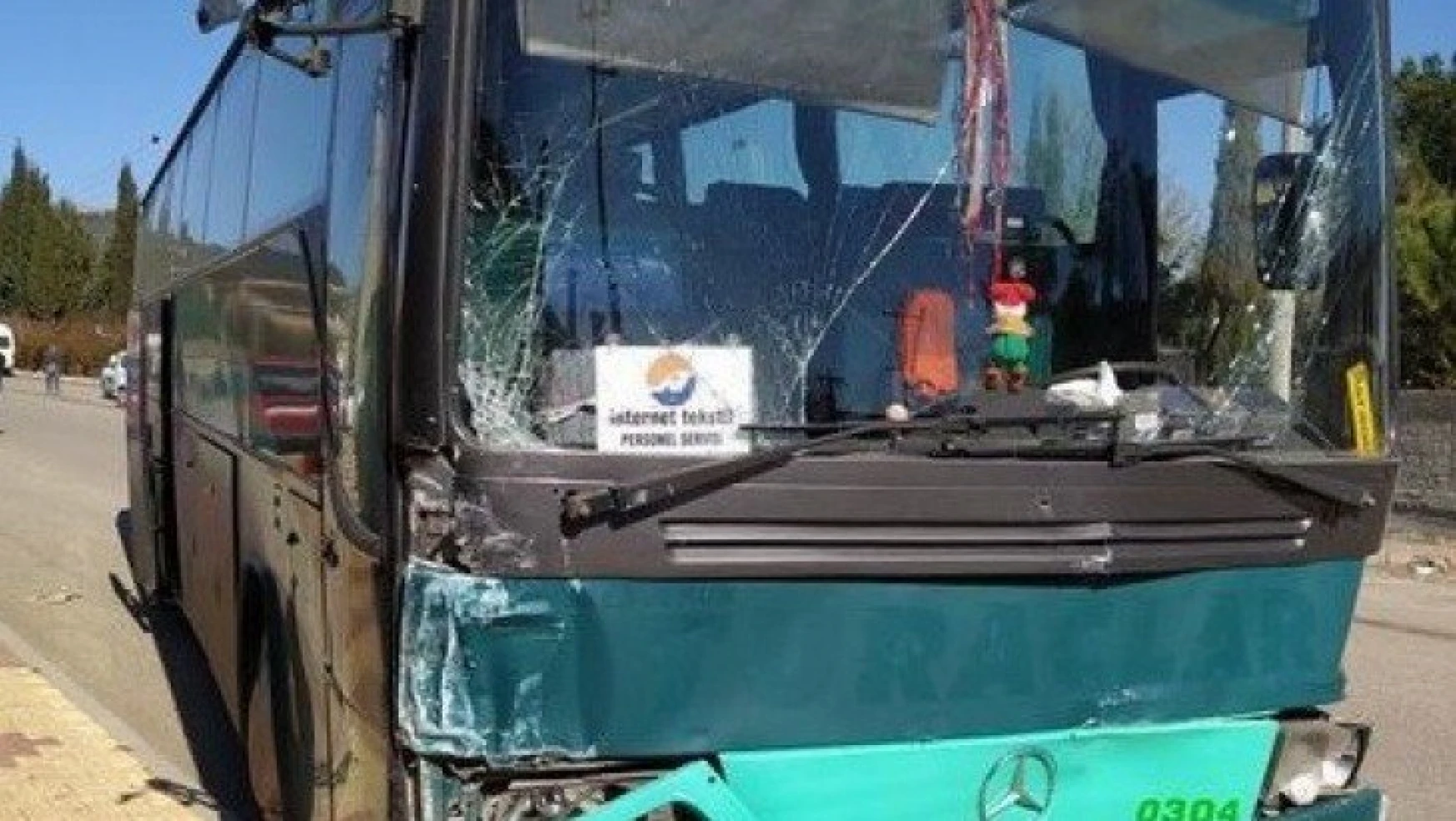 Freni boşalan otobüs seyir halindeki kamyonete çarptı: 1 yaralı