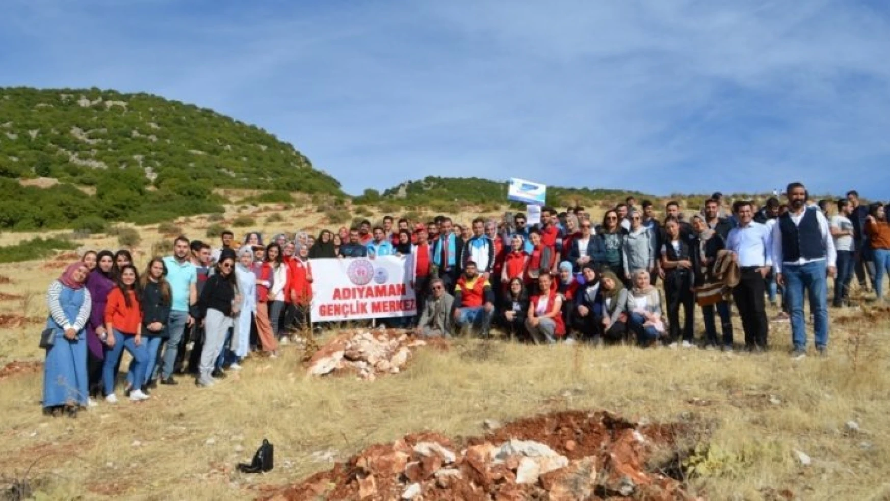 Gençler 'Daha Yeşil Bir Türkiye' için fidan dikti