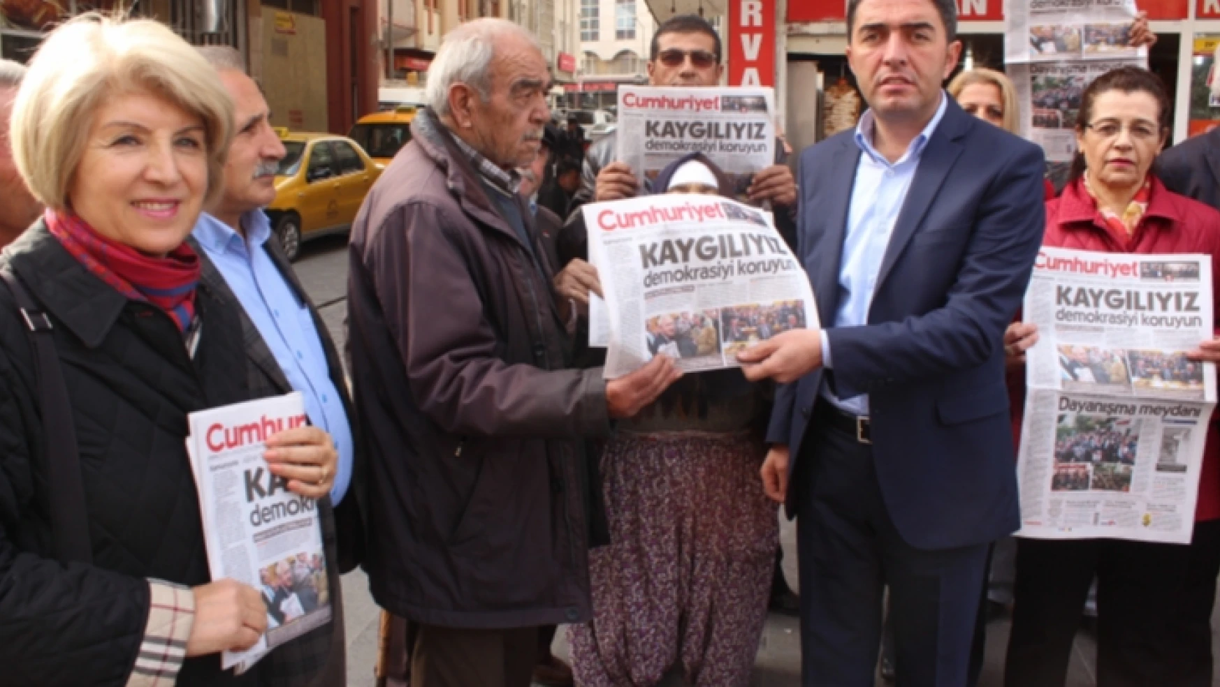 CHP Malatya İl Teşkilatı Cumhuriyet Gazetesi dağıttı