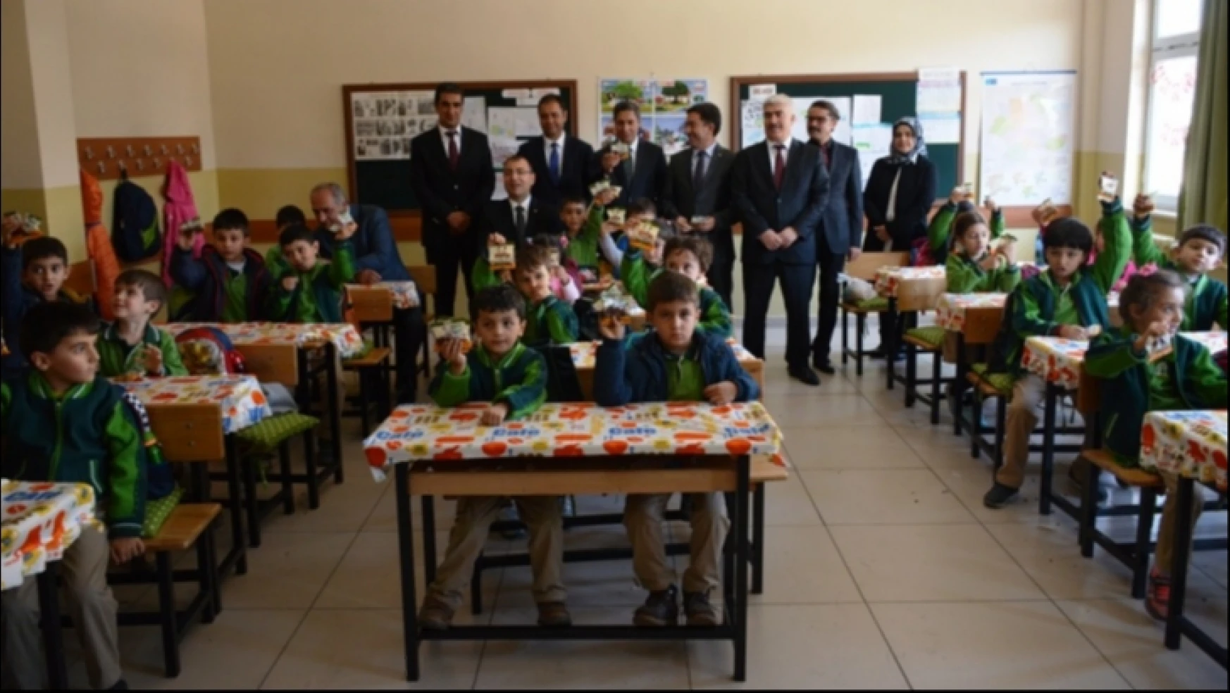 Okullarda kuru üzüm dağıtımı yapıldı