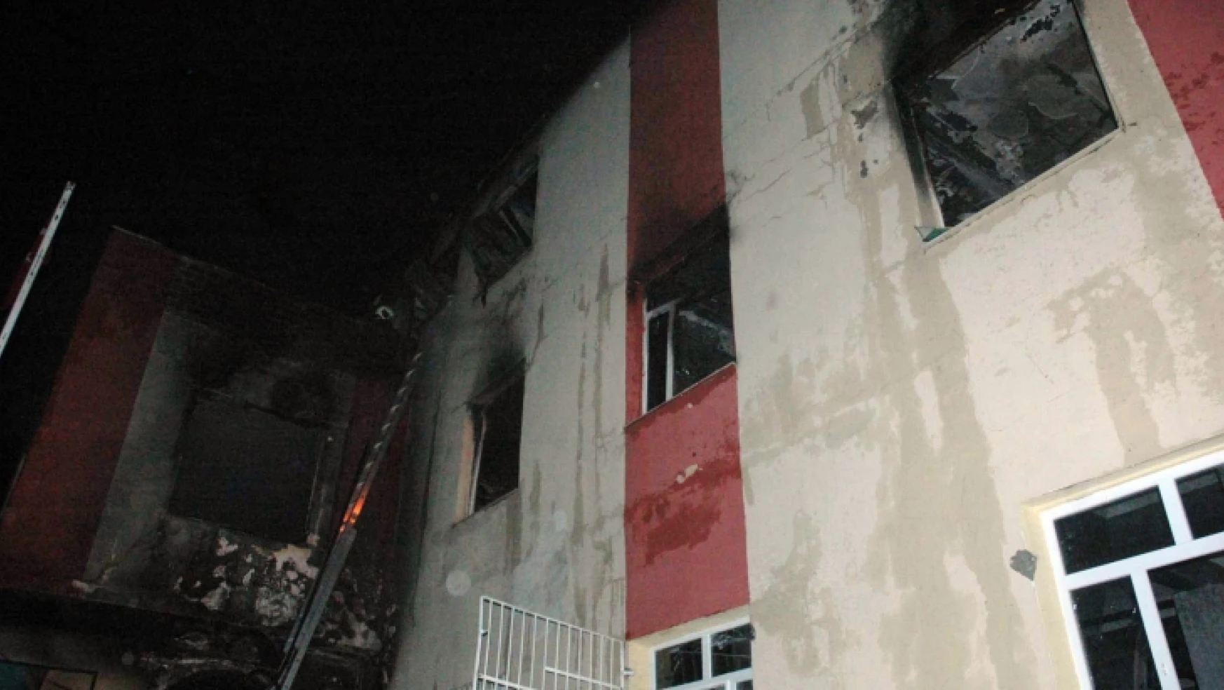 Adana'da öğrenci yurdunda yangın: 12 ölü