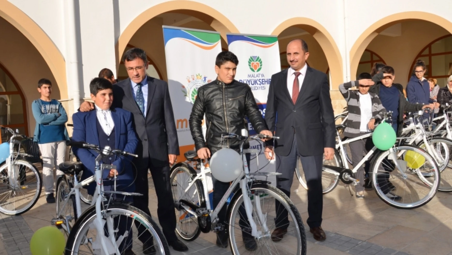 80 öğrenciye bisiklet hediye edildi