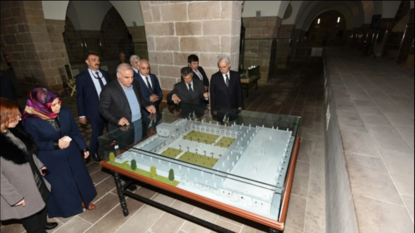 Elazığ Valisi Zorluoğlu tarihi mekanları gezdi