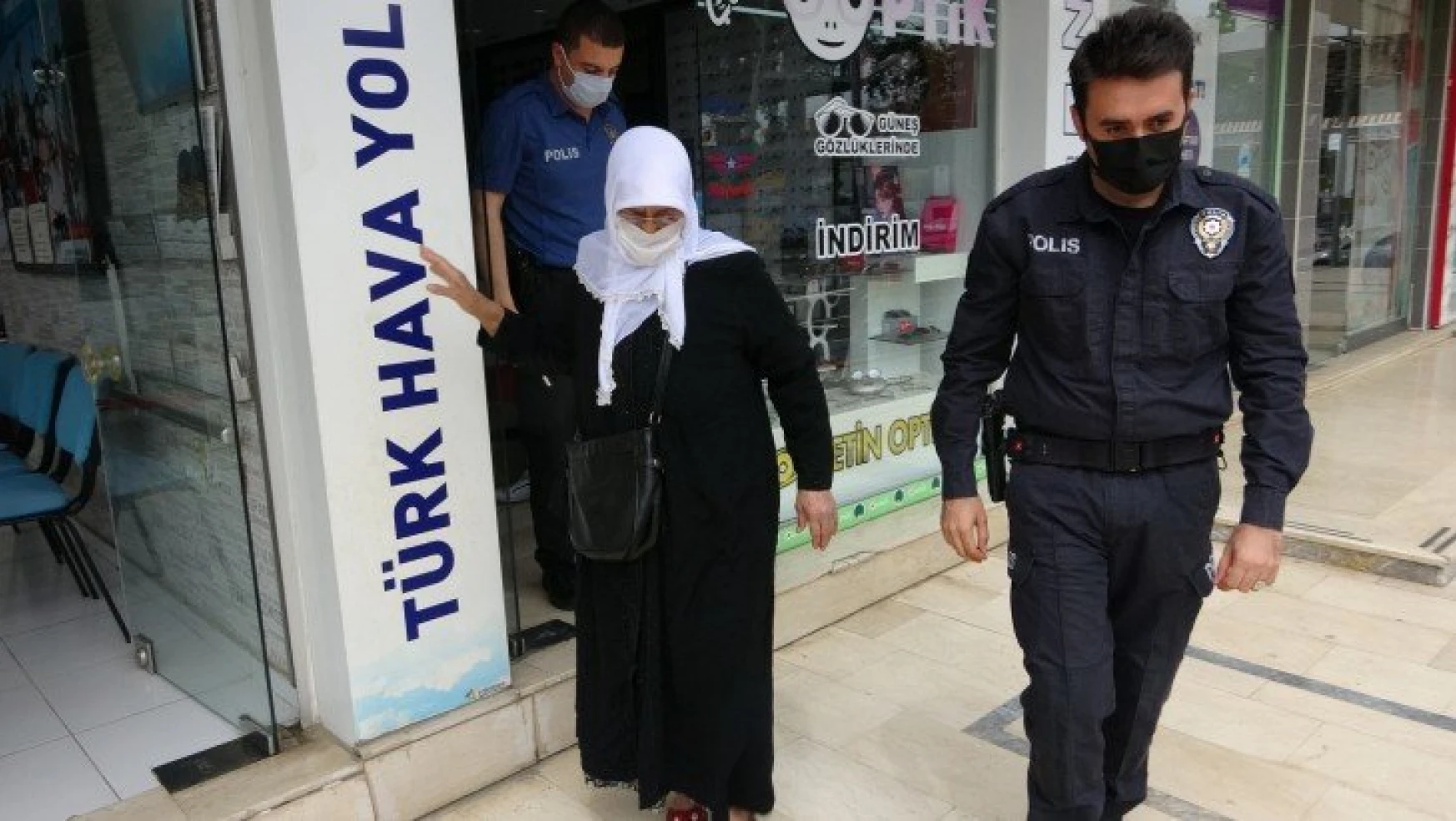 Gözlüğü kırılan yaşlı kadının yardımına polisler koştu