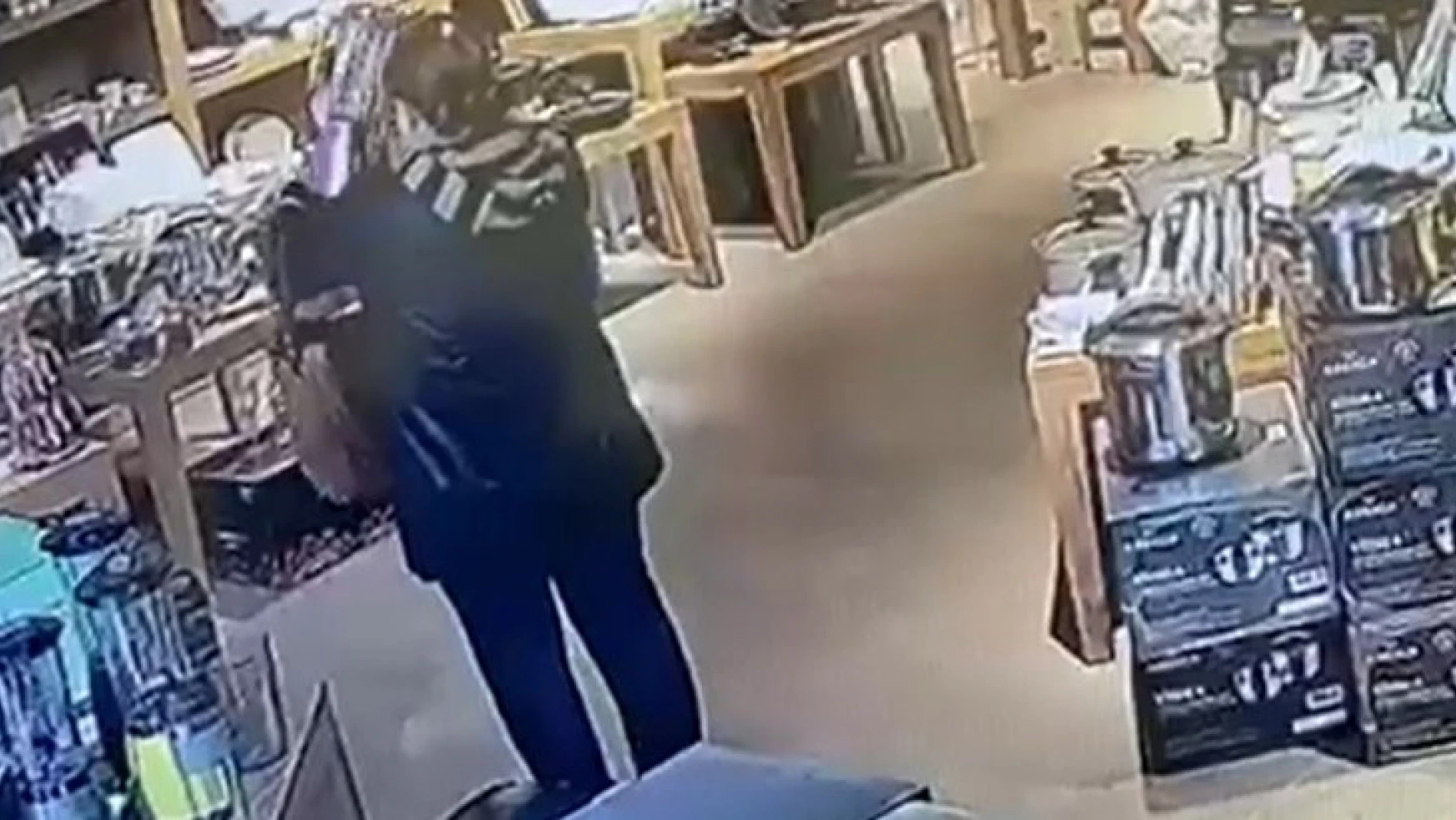 Güvenlik kamerasını görmesine rağmen hırsızlık yapan kadının pişkinliği pes dedirtti