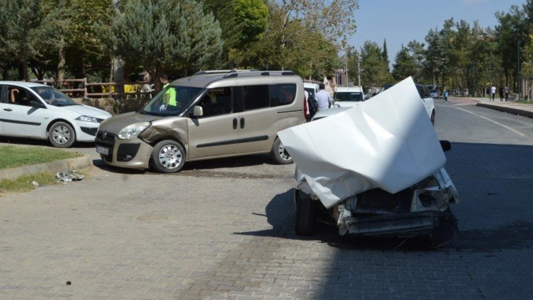 Hafif ticari araç ile otomobil çarpıştı: 3 yaralı