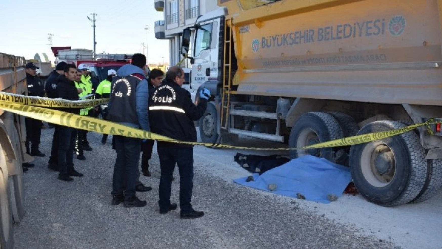 Belediye kamyonu belediye işçisini ezdi: 1 ölü