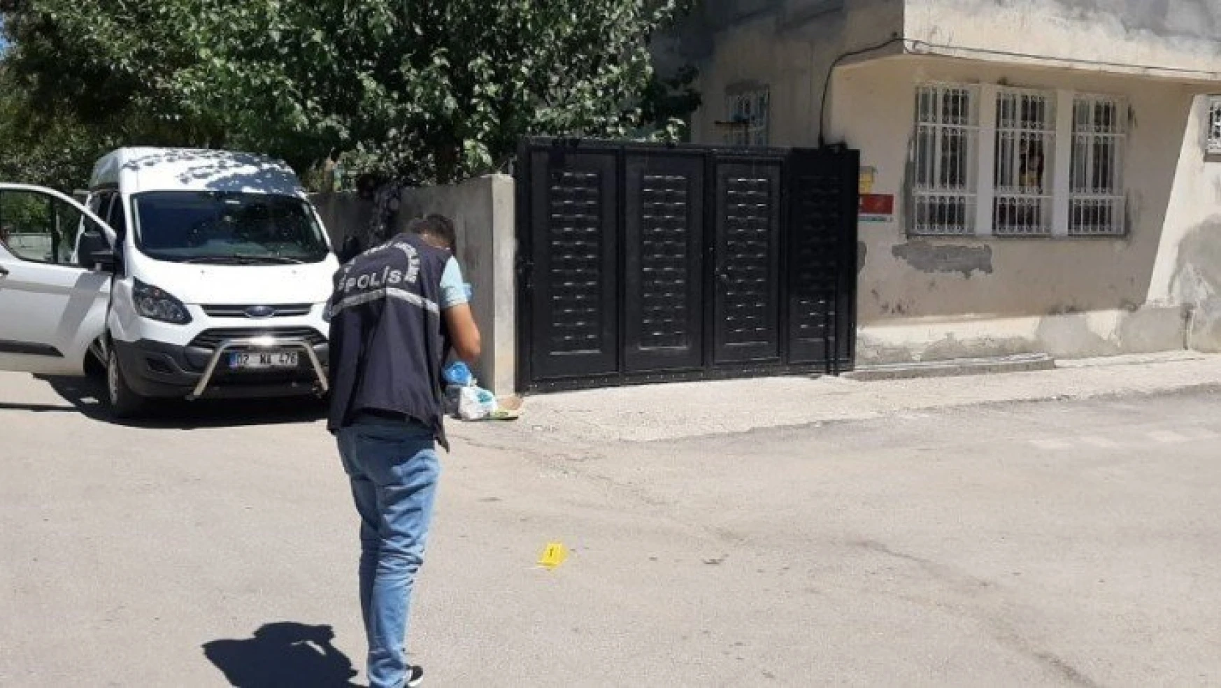 Husumetlisinin evinin önünde havaya ateş edince gözaltına alındı