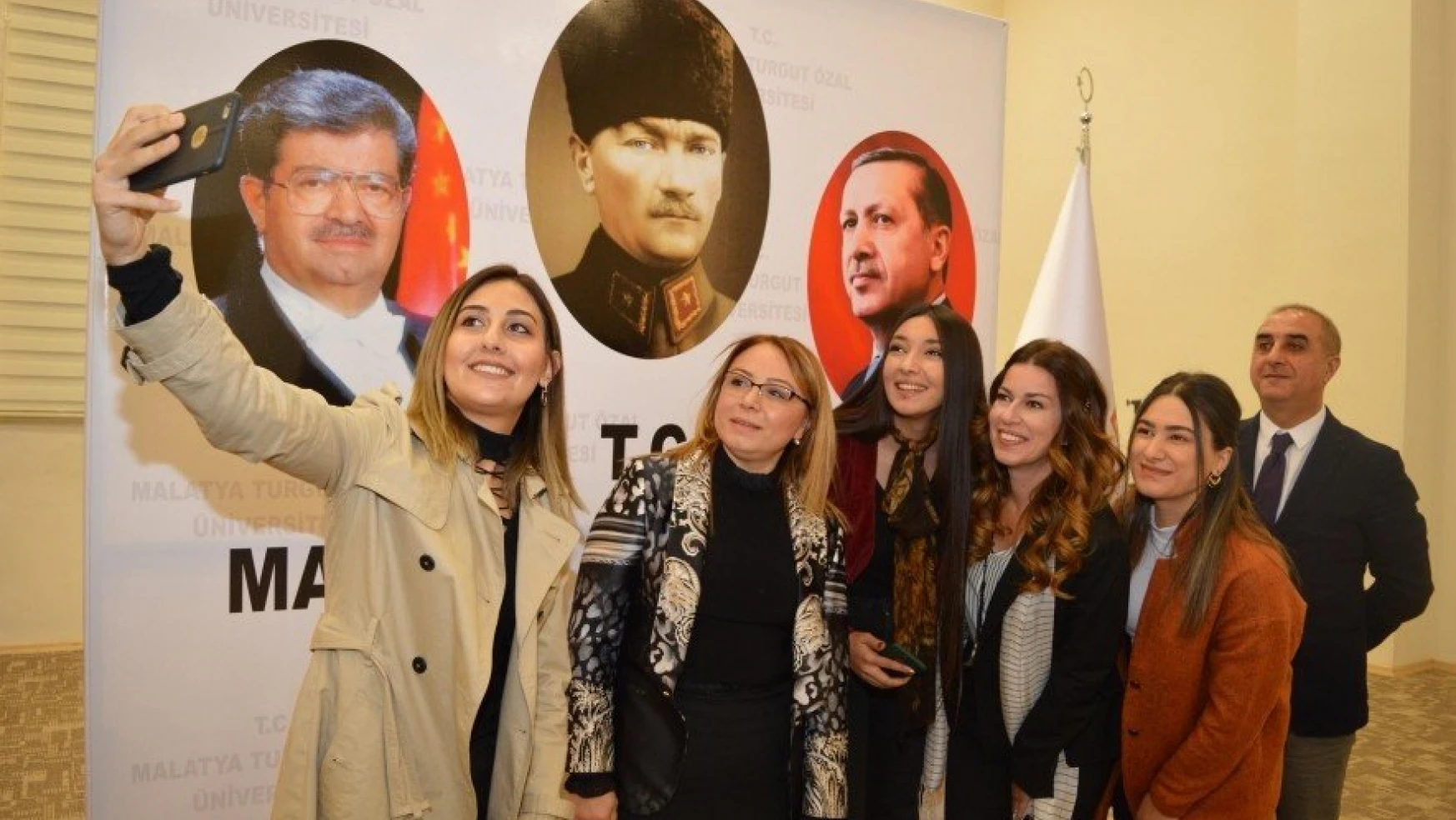 Sanatçı İpek Tuzcuoğlu, Malatya Turgut Özal Üniversitesi öğrencileri ile buluştu