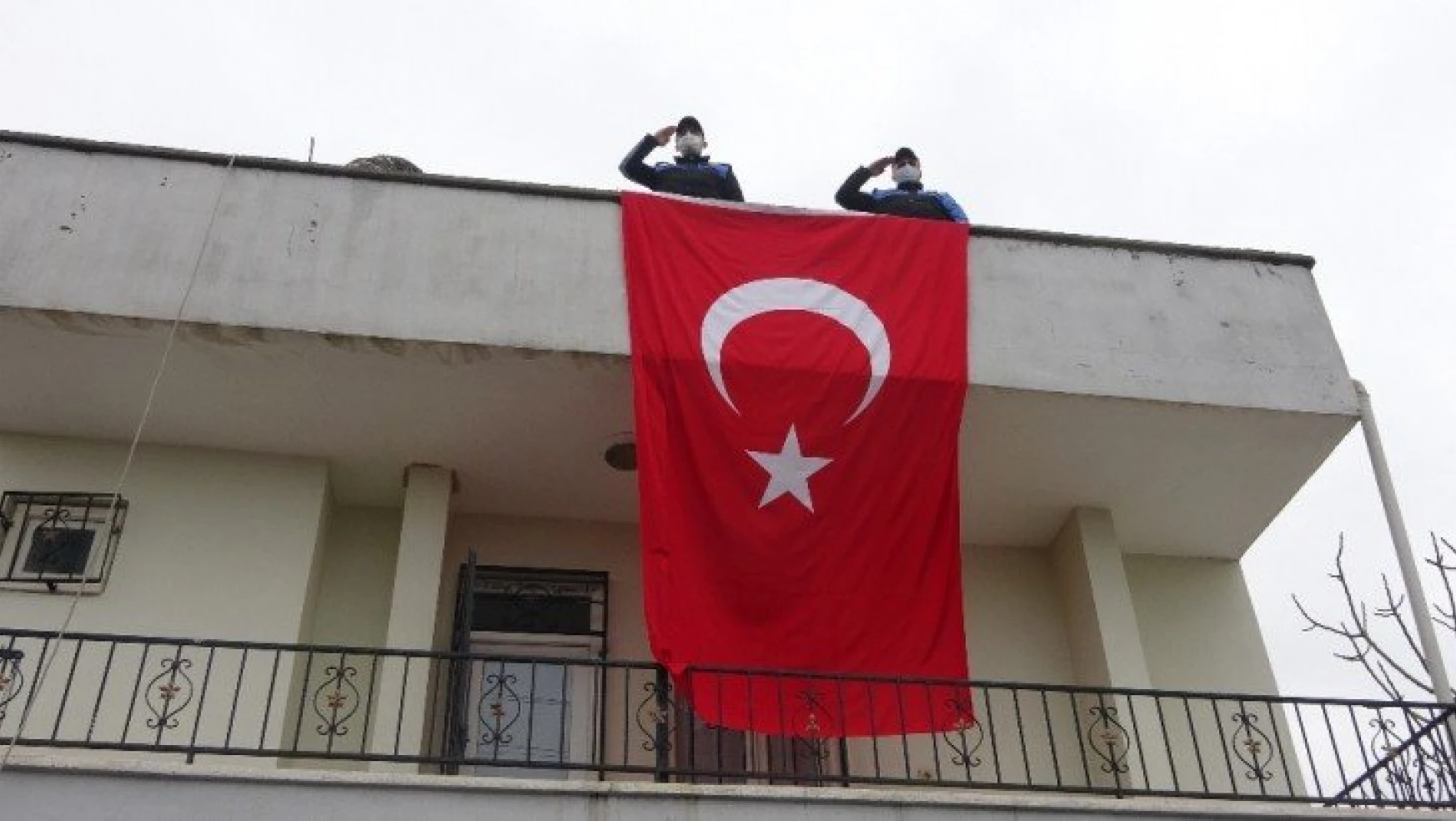 İdlib'de görev yapan askerin evine dev Türk bayrağı