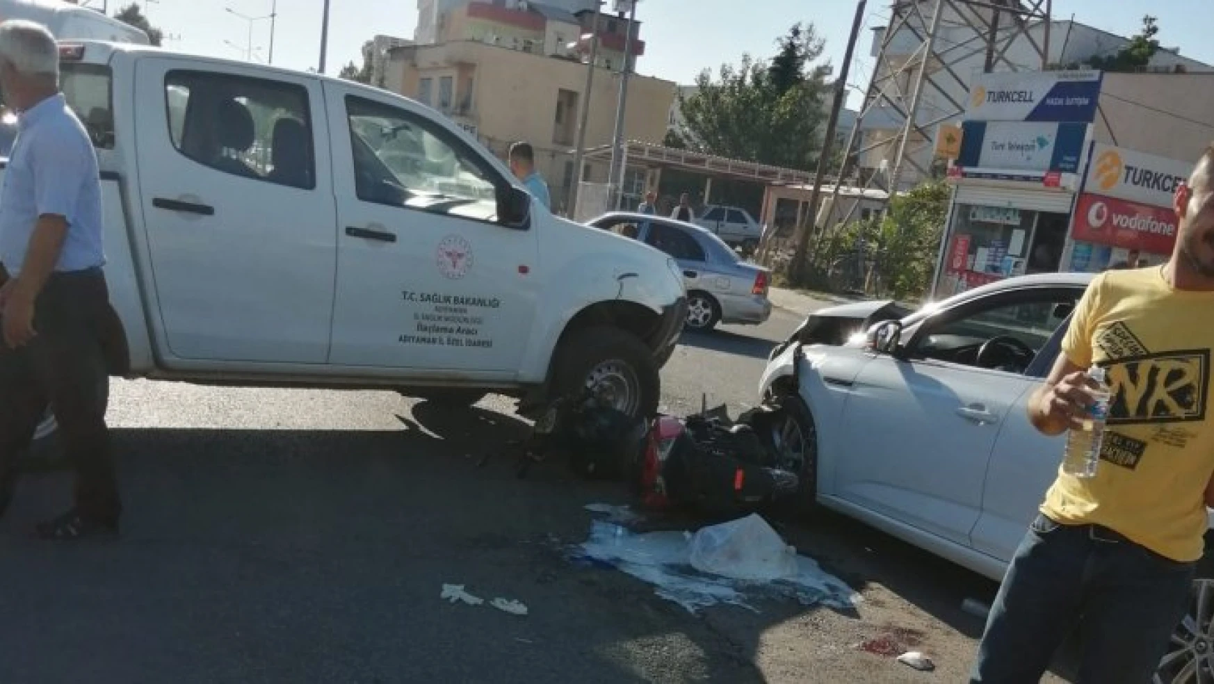İki araç ve motosikletin karıştığı kazada 1 kişi yaralandı