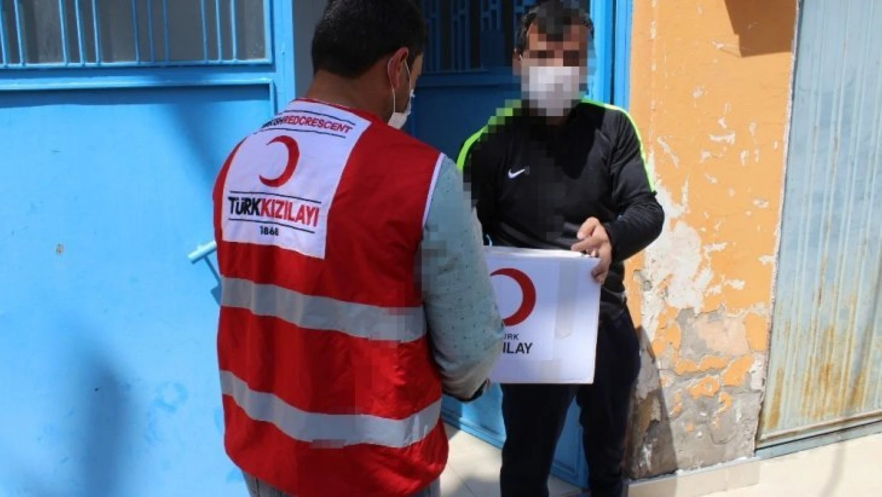 İşsiz kalan ve yardıma muhtaç kişilere Türk Kızılay'ı el uzattı