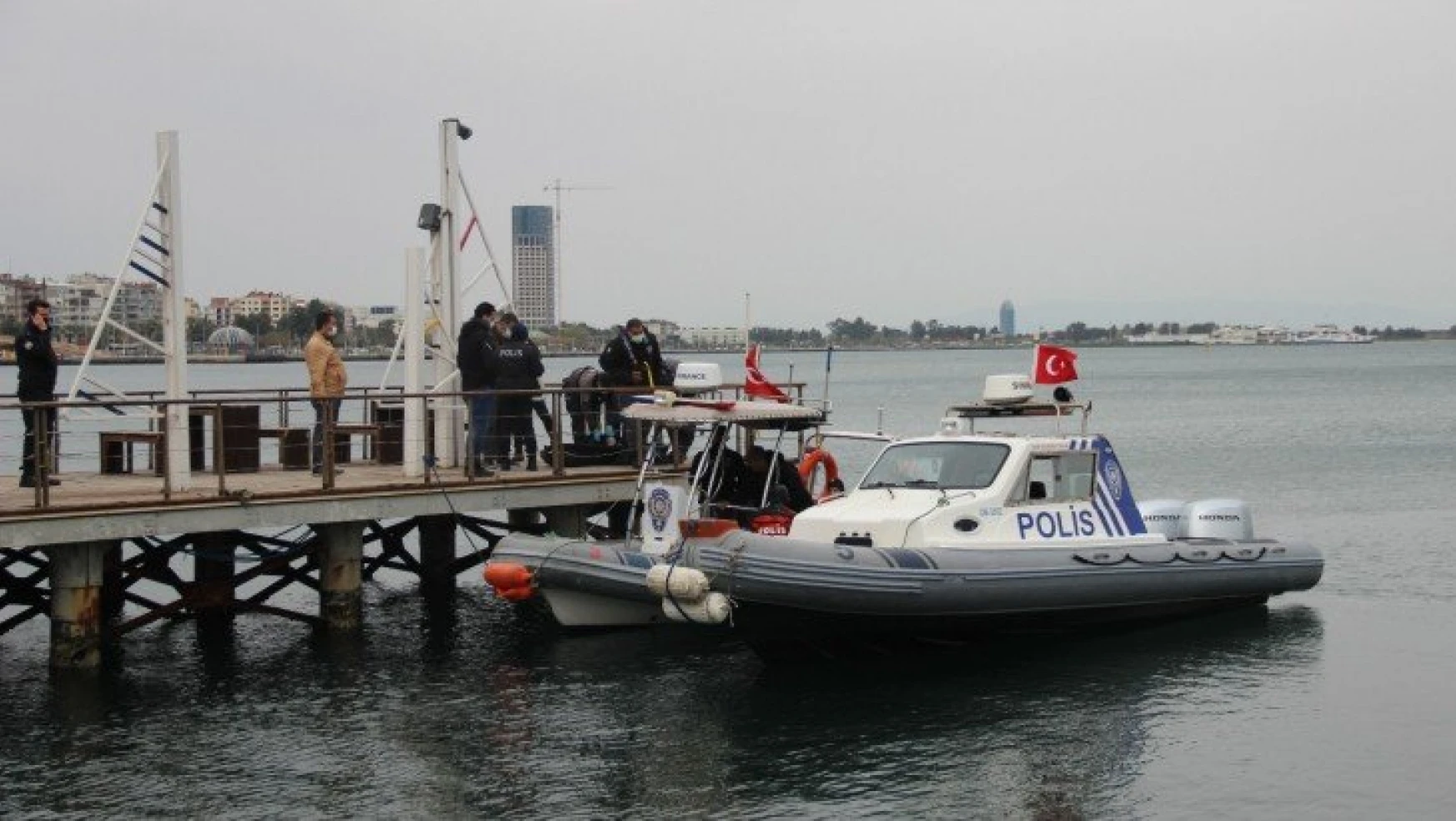 İzmir'de balıkçı oltasına 'ceset' takıldı