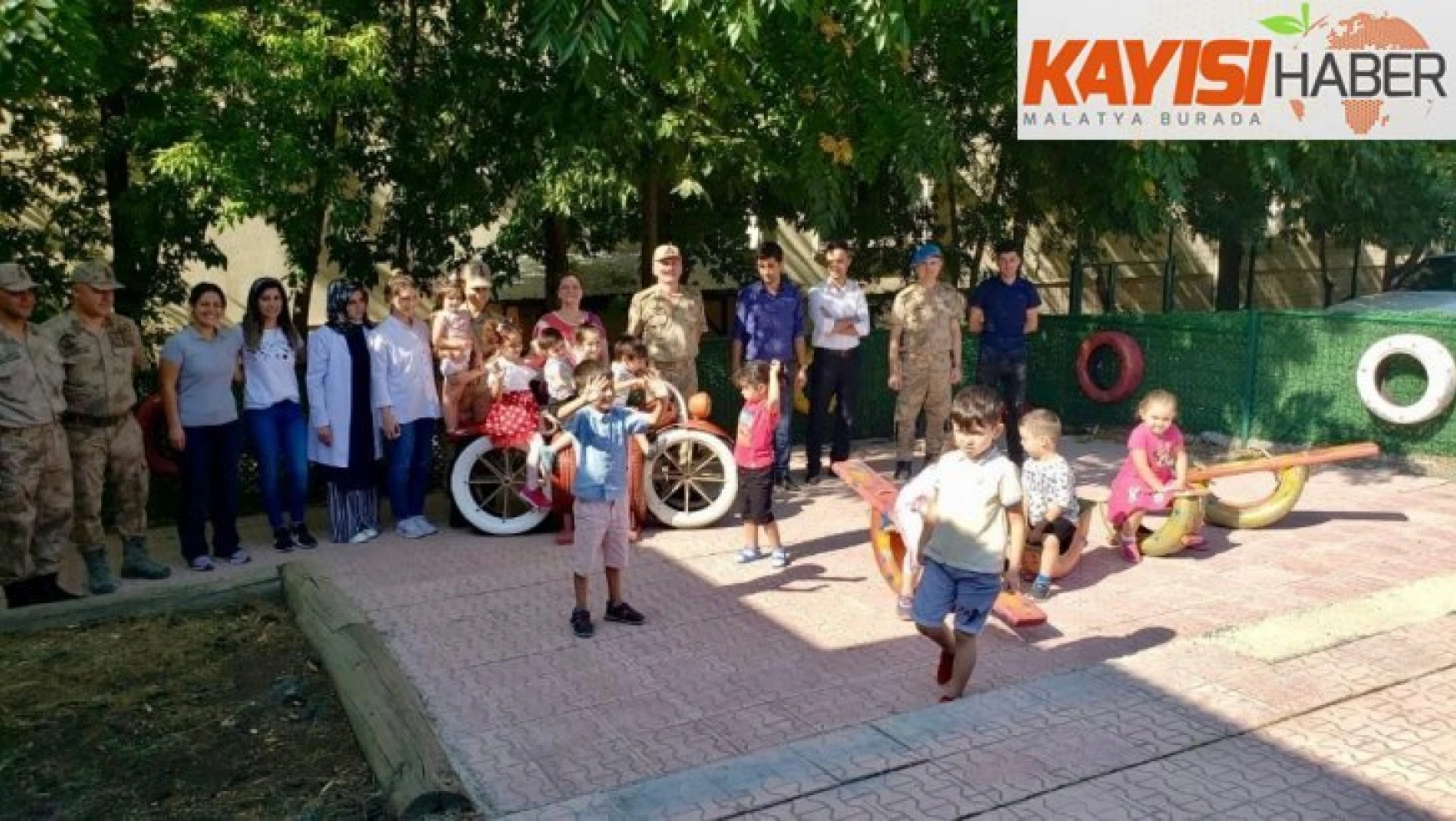 Jandarma,  geri dönüşüm malzemelerinden çocuklara oyun bahçesi yaptı