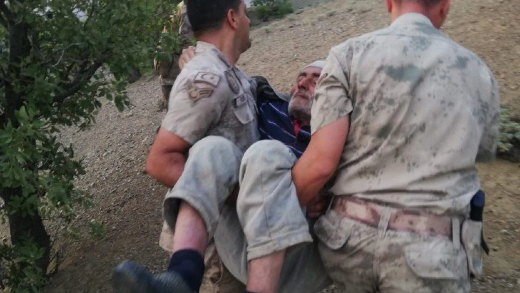 Jandarma ekipleri kaybolan yaşlı adamı kucakta taşıdı
