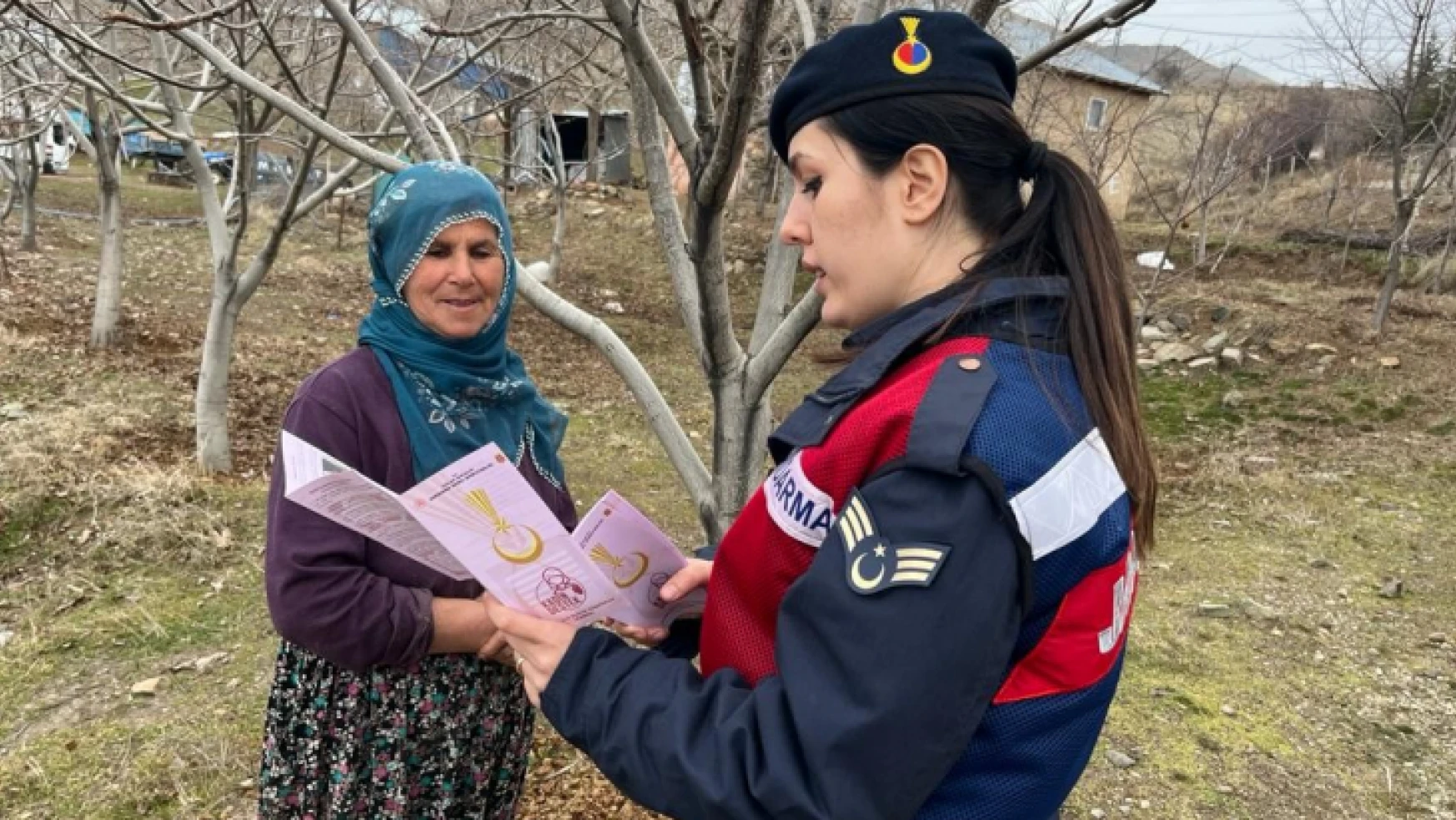 Jandarma, öğrenci ve vatandaşları bilgilendirdi