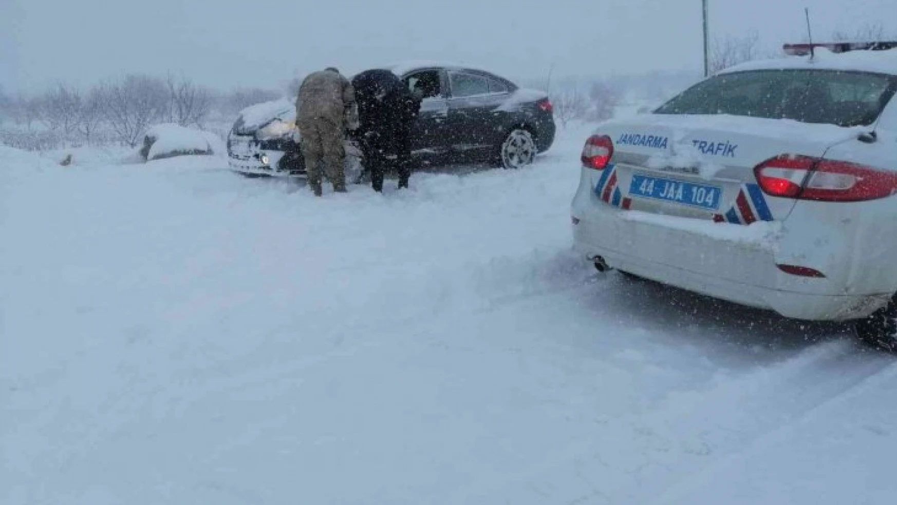 Jandarmadan karda yolda kalanlara yardım
