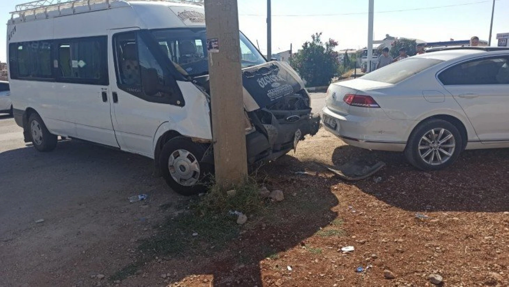 Kahta'da minibüs ile otomobil çarpıştı: 2 yaralı