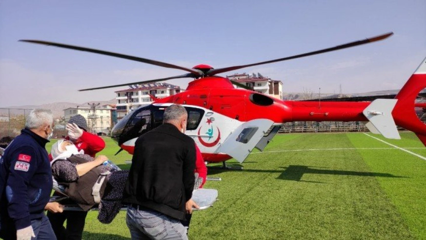 Kalp krizi geçiren kadına helikopter yetişti