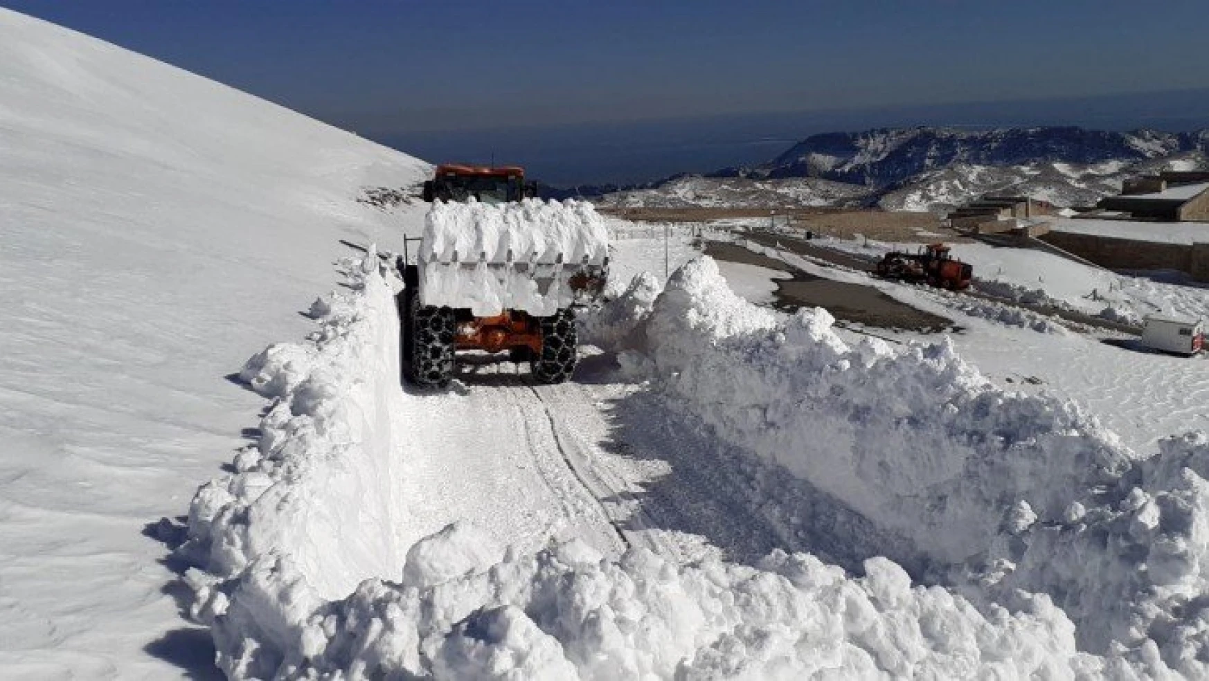 Kar kalınlığı 1 metre olan Nemrut yolu açıldı