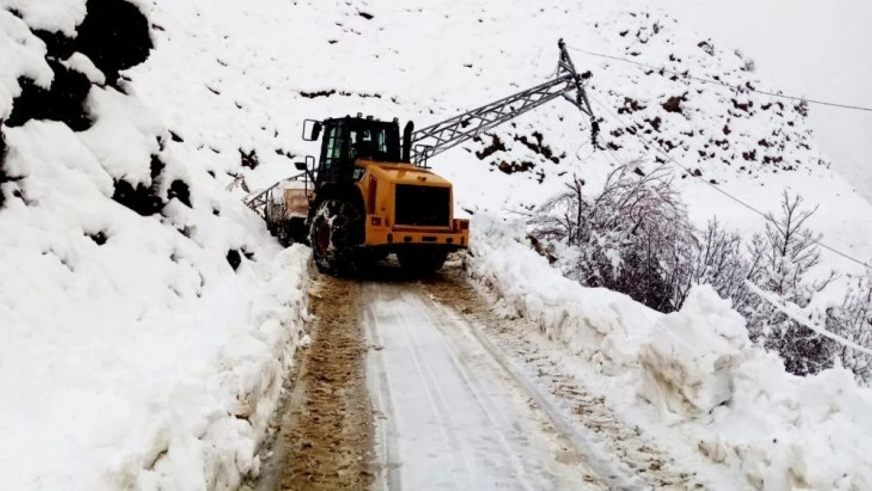 Kar nedeniyle 205 mahalle yolu ulaşıma kapandı
