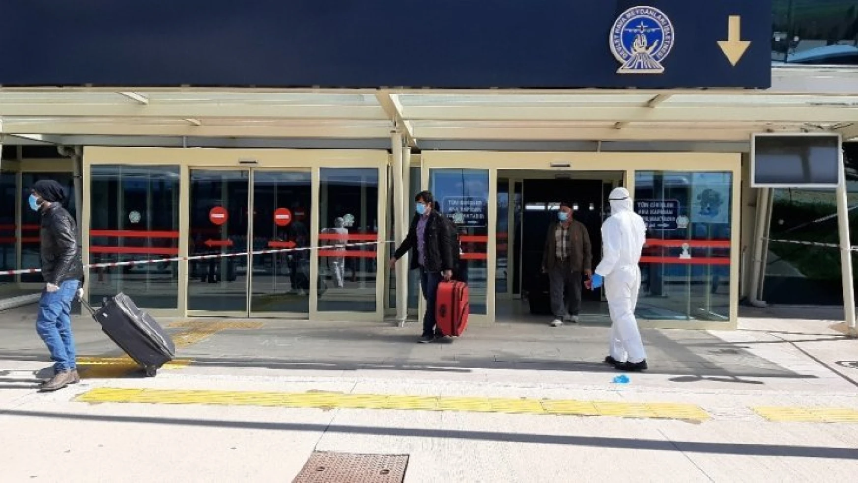 Karadağ'dan 3 uçakla gelen 492 kişi 14 günlük karantinaya alındı