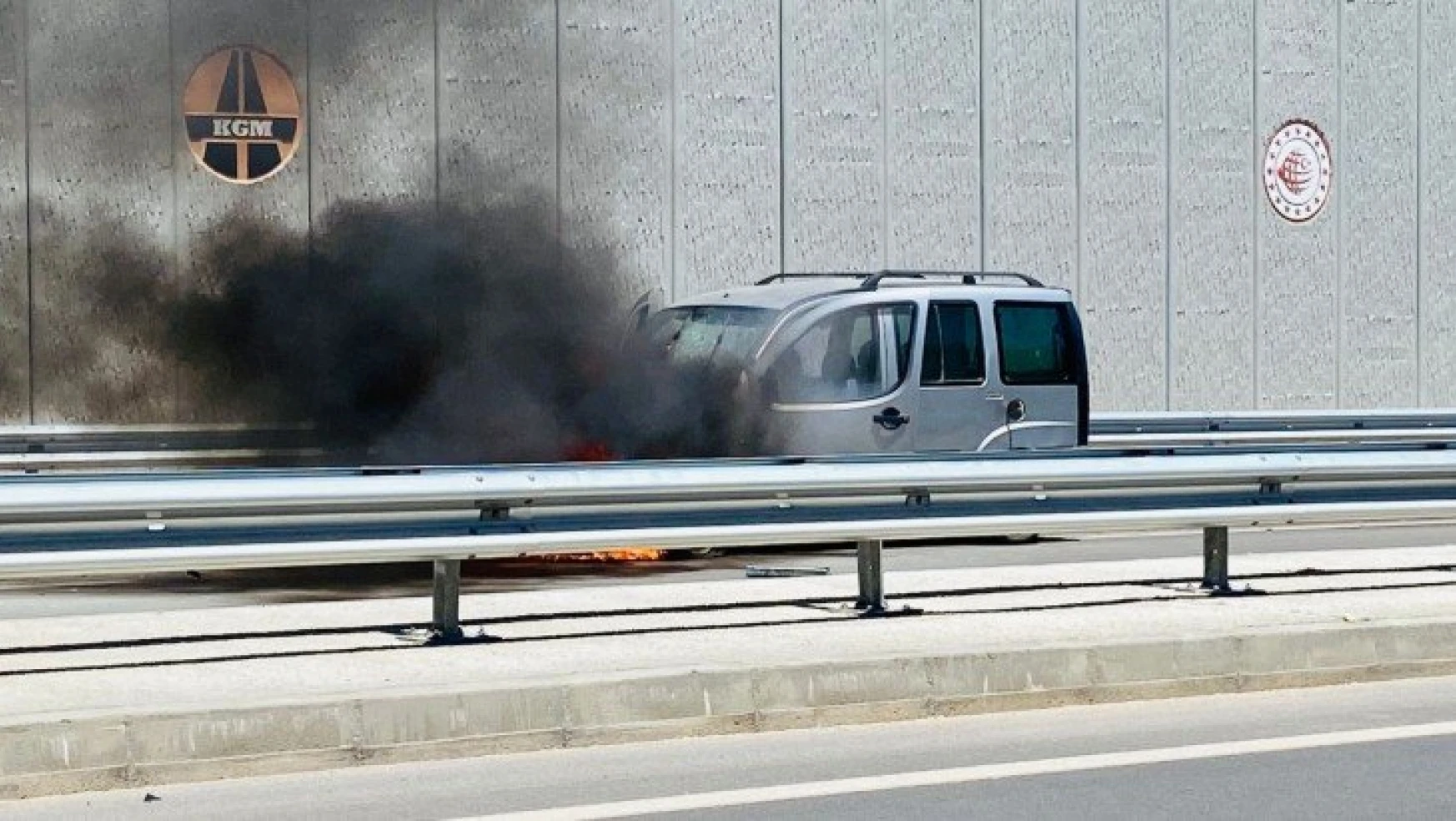 Kaza yapan hafif ticari araç alev alev yandı