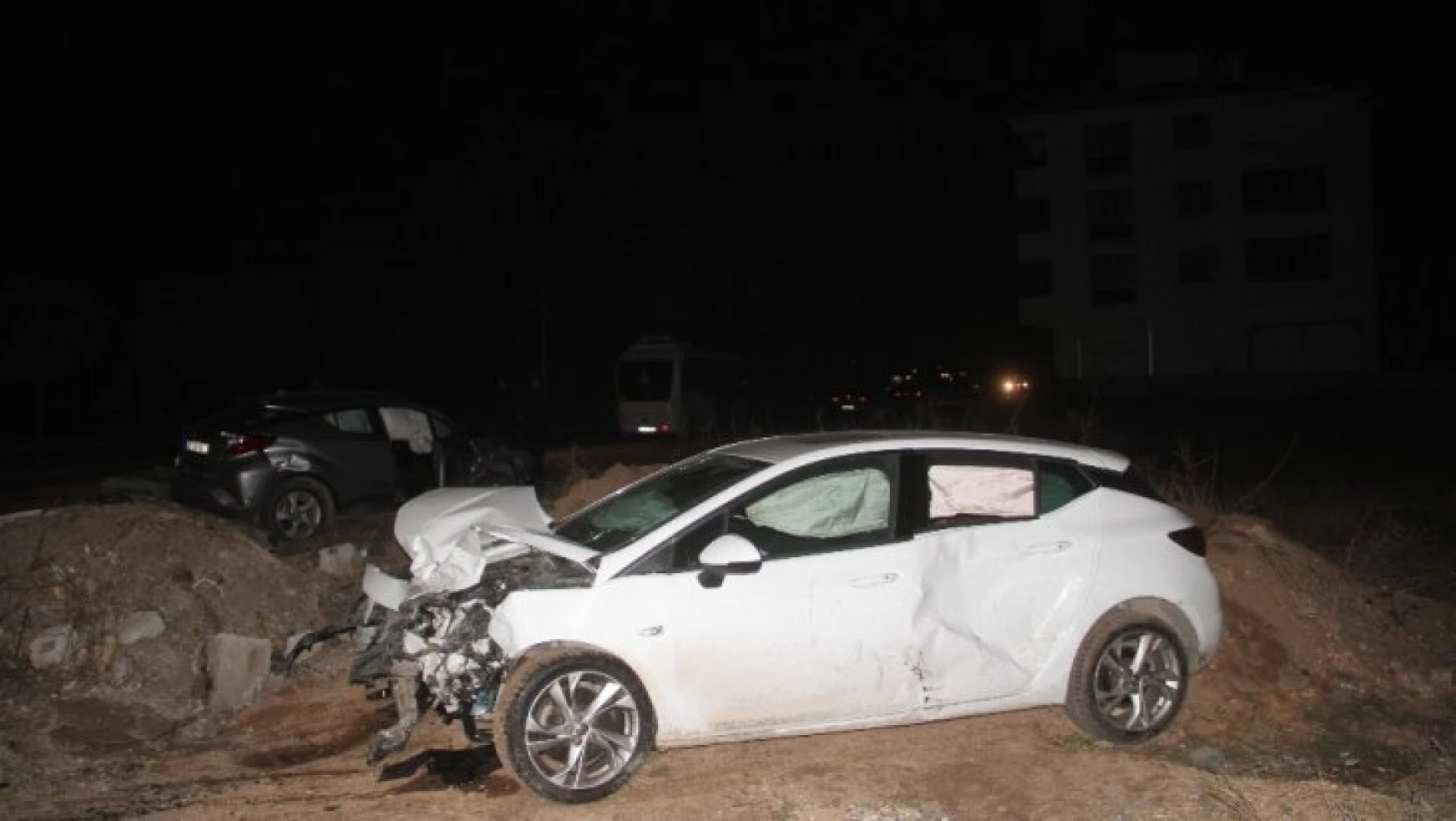 Kaza yapan otomobil trafoyu devirdi: 4 yaralı